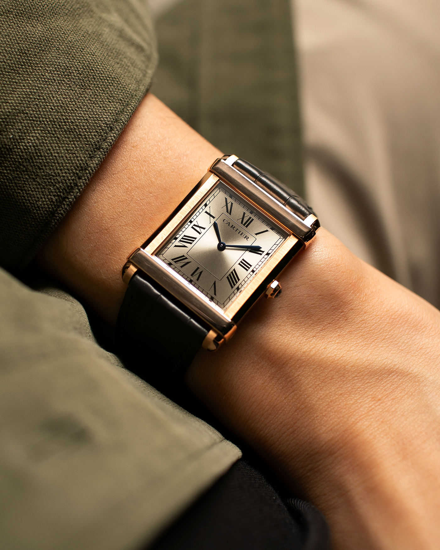 Brand: Cartier
Year: 2022
Model: Privé Tank Chinoise, Limited Edition of 150 Pieces in this Configuration
Reference Number: WGTA0075
Material: 18-carat Rose Gold
Movement: Cartier Cal. 437 MC (Based ocn Piaget Cal. 430P), Manual-Winding
Case Dimensions: 39.5mm x 29mm x 8mm (40mm Lug-to-Lug)
Lug Width: 21mm
Strap: Cartier Anthracite Grey Alligator Leather Strap with Signed 18-carat Rose Gold Tang Buckle