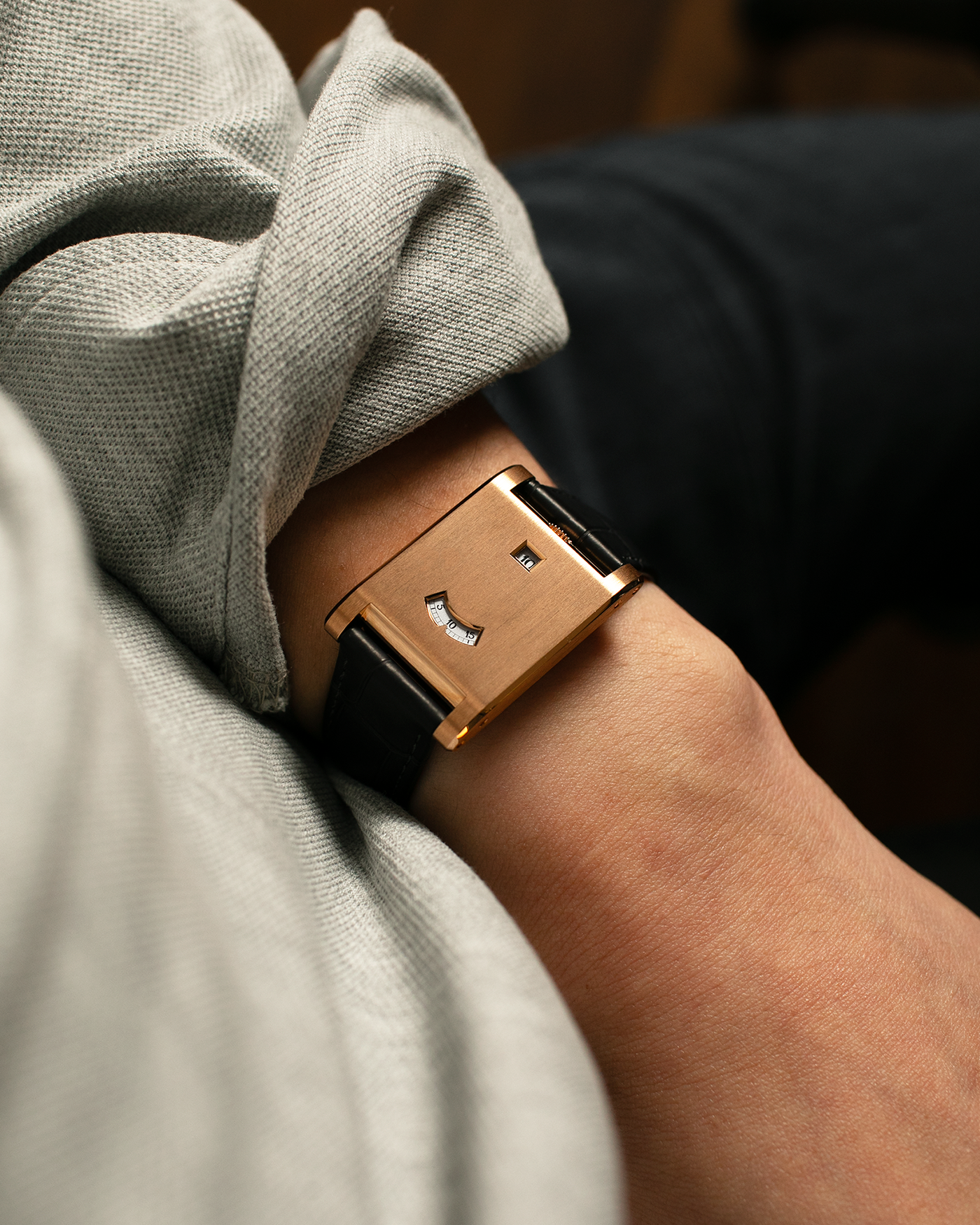 Brand: Cartier
Year: 2025
Model: Privé Tank à Guichets
Reference Number: 4581
Model Number: WGTA0235
Material: 18-carat Rose Gold
Movement: Cartier Cal. 9755 MC (Based on Piaget Cal. 430P), Manual-Winding
Case Dimensions: 37.6mm (Including Lugs) x 24.8mm x 6mm
Lug Width: 18mm
Strap: Cartier Dark Grey Alligator Leather Strap with Signed 18-carat Rose Gold Tang Buckle