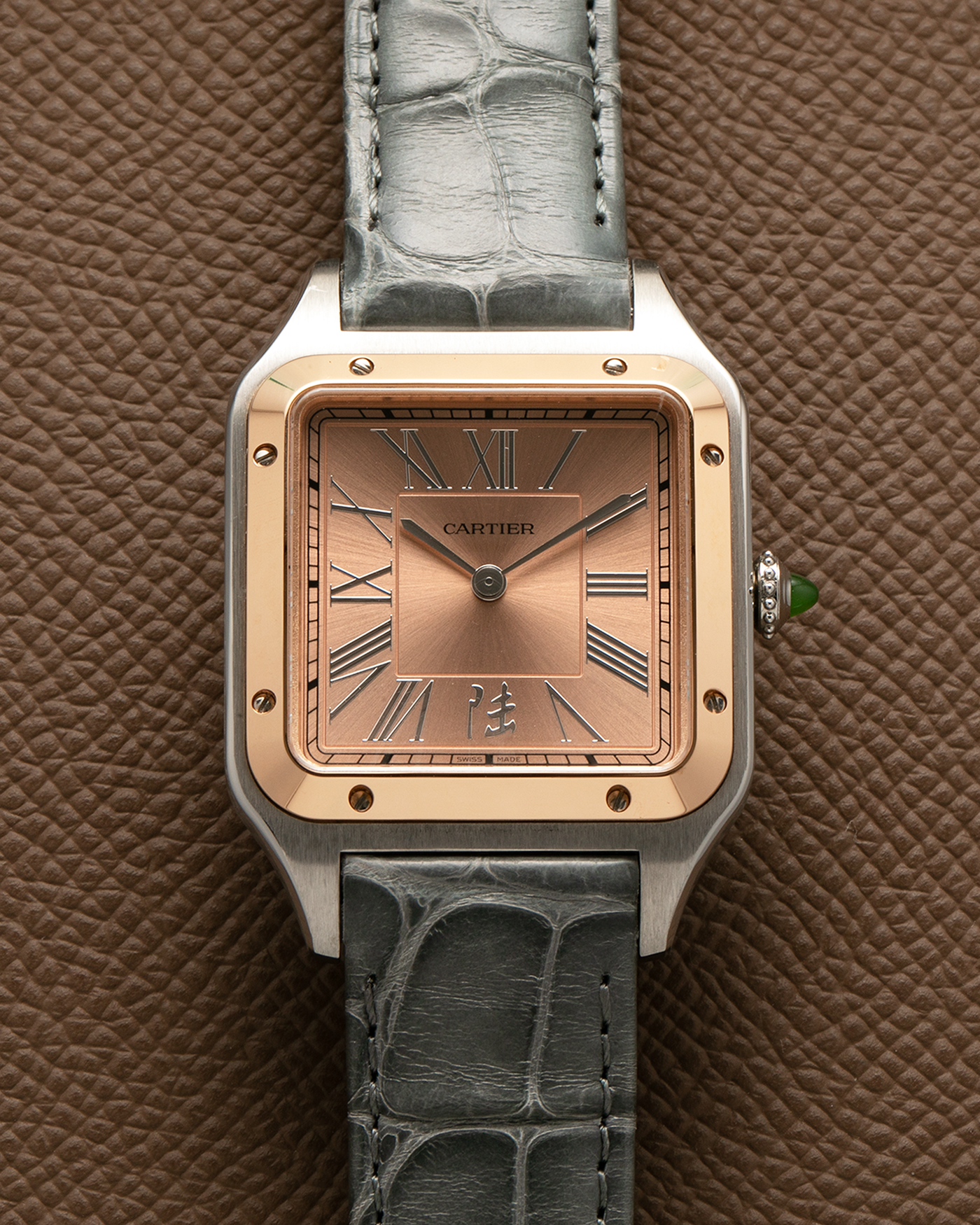 Brand: Cartier Year: 2022 Model: Santos-Dumont ‘China’, Limited Edition of 300 pieces Reference Number: W2SA0027 Material: Stainless Steel Case and 18-carat Rose Gold Bezel Movement: Cartier Cal. 430 MC, Manual-Winding Case Dimensions: 43.5mm x 31.4mm Lud Width: 18mm Strap: Cartier Anthracite Grey Alligator Leather Strap with Signed Stainless Steel Tang Buckle