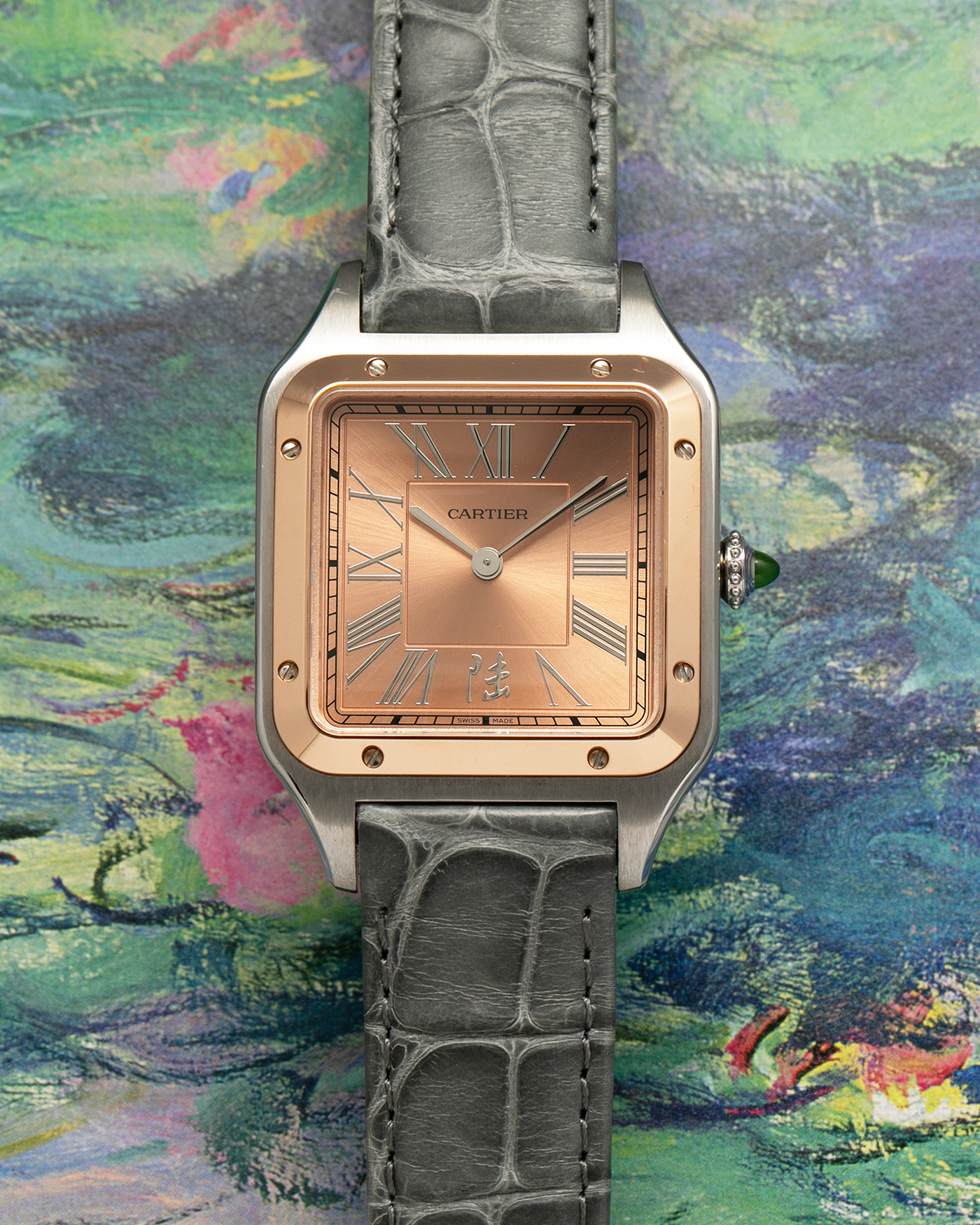 Brand: Cartier Year: 2022 Model: Santos-Dumont ‘China’, Limited Edition of 300 pieces Reference Number: W2SA0027 Material: Stainless Steel Case and 18-carat Rose Gold Bezel Movement: Cartier Cal. 430 MC, Manual-Winding Case Dimensions: 43.5mm x 31.4mm Lud Width: 18mm Strap: Cartier Anthracite Grey Alligator Leather Strap with Signed Stainless Steel Tang Buckle