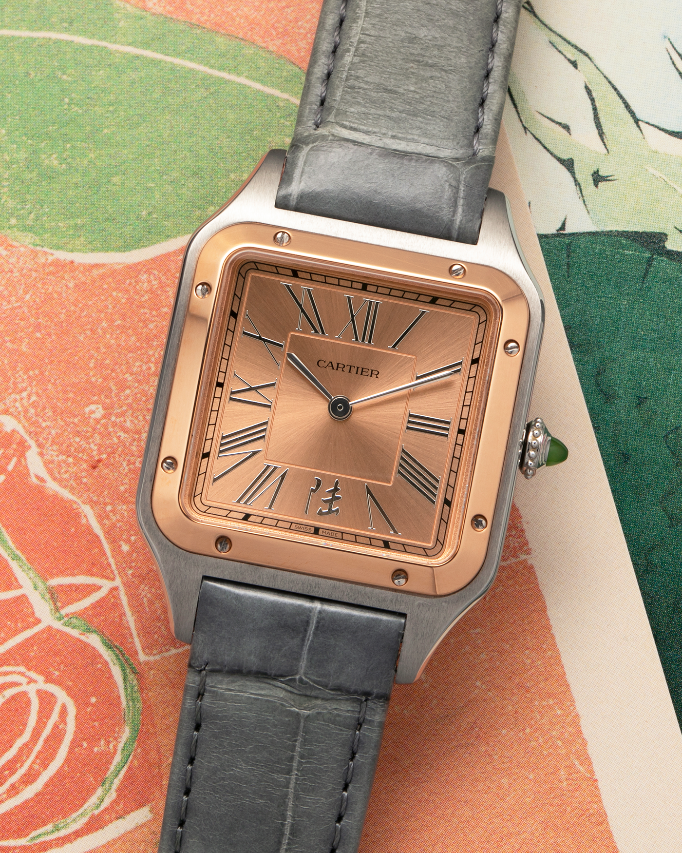 Brand: Cartier
Year: 2023
Model: Santos-Dumont ‘China’, Limited Edition of 300 pieces
Reference Number: W2SA0027
Material: Stainless Steel Case and 18-carat Rose Gold Bezel
Movement: Cartier Cal. 430 MC, Manual-Winding
Case Dimensions: 43.5mm (Including Lugs) x 31.4mm
Lug Width: 18mm
Strap: Cartier Anthracite Grey Alligator Leather Strap with Signed Stainless Steel Tang Buckle