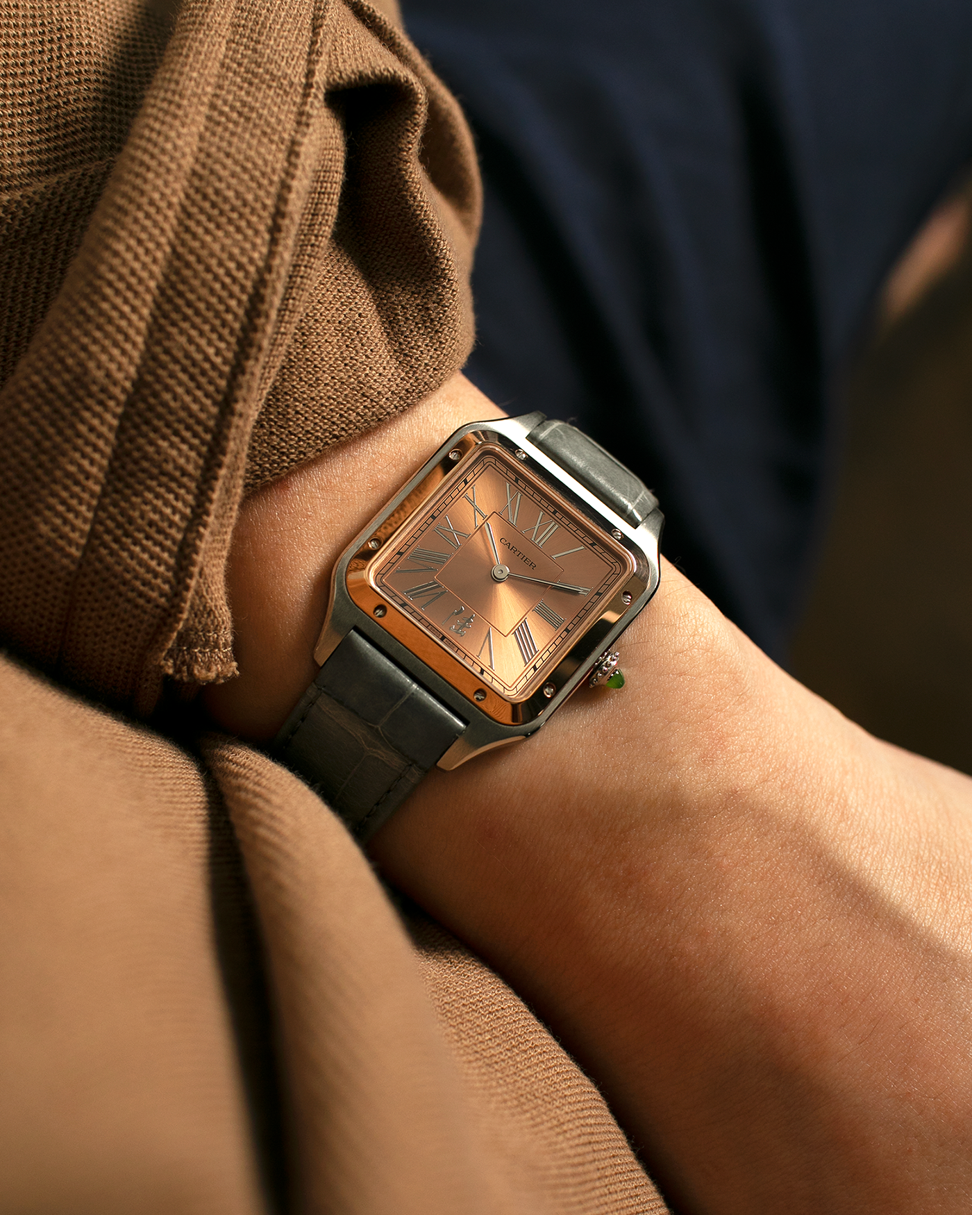 Brand: Cartier
Year: 2023
Model: Santos-Dumont ‘China’, Limited Edition of 300 pieces
Reference Number: W2SA0027
Material: Stainless Steel Case and 18-carat Rose Gold Bezel
Movement: Cartier Cal. 430 MC, Manual-Winding
Case Dimensions: 43.5mm (Including Lugs) x 31.4mm
Lug Width: 18mm
Strap: Cartier Anthracite Grey Alligator Leather Strap with Signed Stainless Steel Tang Buckle