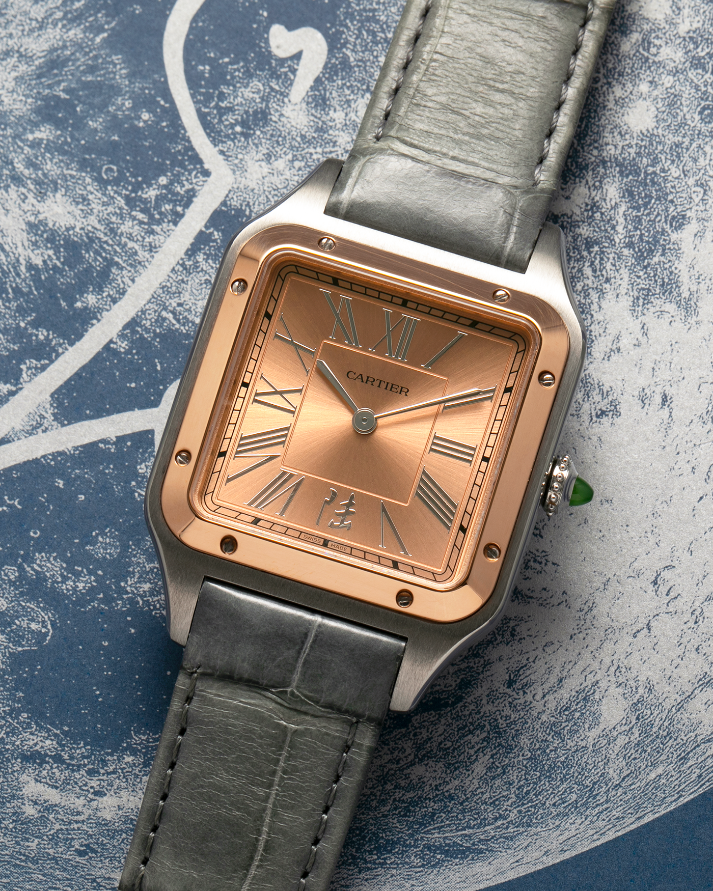 Brand: Cartier
Year: 2023
Model: Santos-Dumont ‘China’, Limited Edition of 300 pieces
Reference Number: W2SA0027
Material: Stainless Steel Case and 18-carat Rose Gold Bezel
Movement: Cartier Cal. 430 MC, Manual-Winding
Case Dimensions: 43.5mm (Including Lugs) x 31.4mm
Lug Width: 18mm
Strap: Cartier Anthracite Grey Alligator Leather Strap with Signed Stainless Steel Tang Buckle