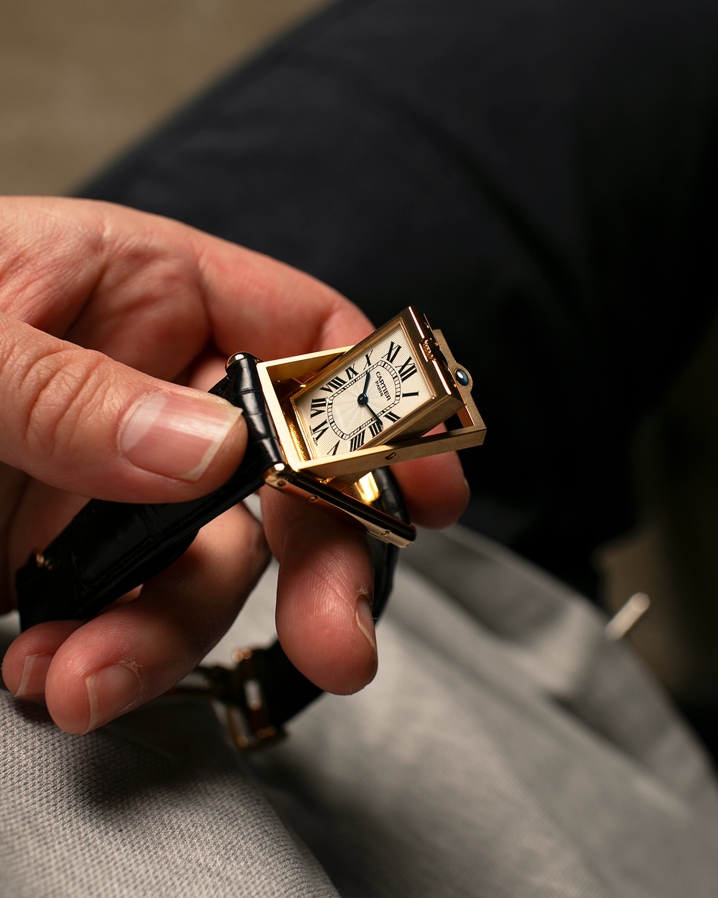 Brand: Cartier
Year: 2000
Model: Tank Basculante Collection Privé CPCP Millenium, Limited to 365 Pieces
Reference: 2391
Material: 18-carat Yellow Gold
Movement: Cartier Cal. 610 (Frédéric Piguet), Manual-Winding
Case Dimensions: 25mm x 39mm (Lug-to-Lug 38.7mm)
Lug Width: 20mm
Strap: Unnamed Padded Black Alligator Leather Strap with Signed 18-carat Yellow Gold Deployant Clasp