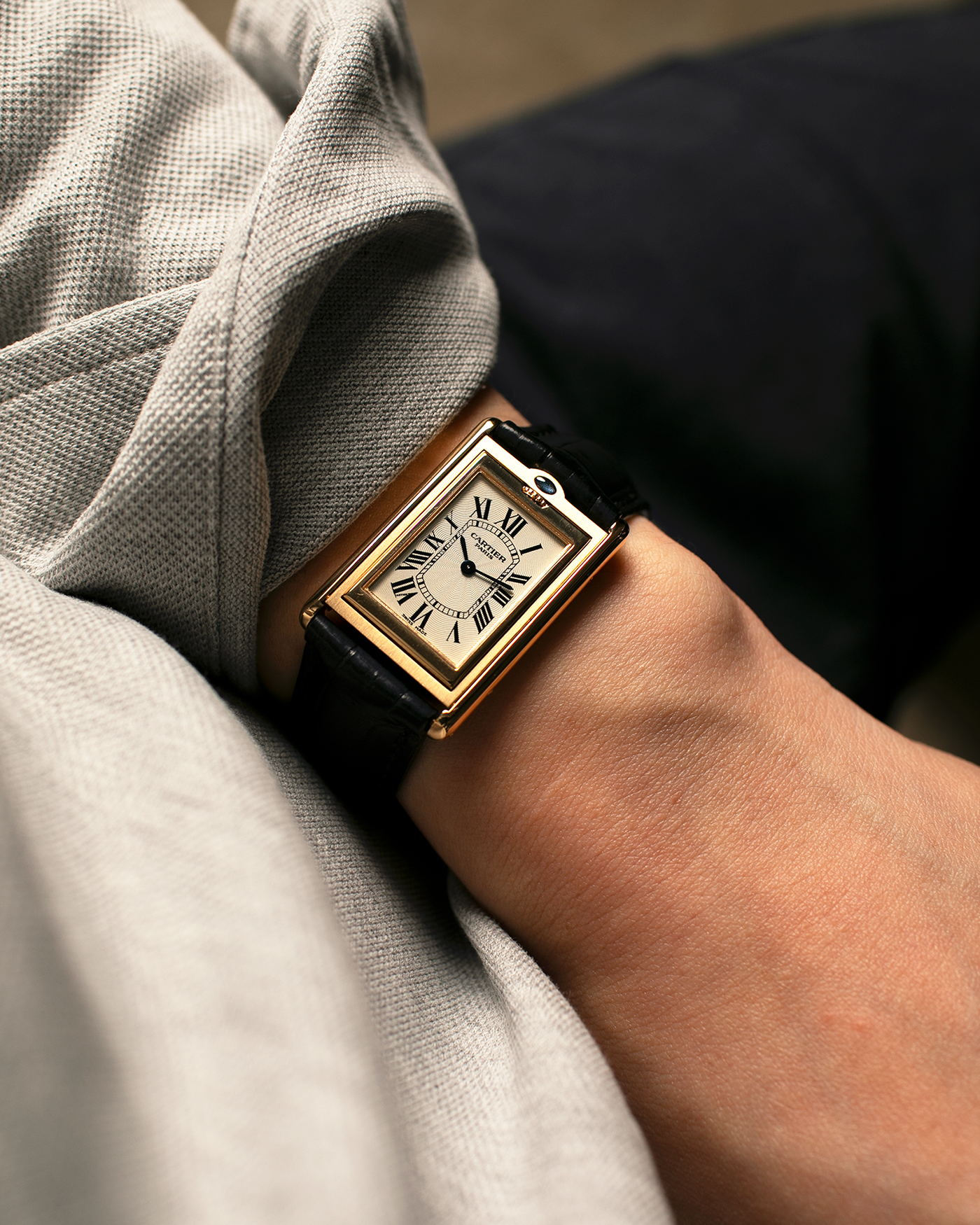 Brand: Cartier
Year: 2000
Model: Tank Basculante Collection Privé CPCP Millenium, Limited to 365 Pieces
Reference: 2391
Material: 18-carat Yellow Gold
Movement: Cartier Cal. 610 (Frédéric Piguet), Manual-Winding
Case Dimensions: 25mm x 39mm (Lug-to-Lug 38.7mm)
Lug Width: 20mm
Strap: Unnamed Padded Black Alligator Leather Strap with Signed 18-carat Yellow Gold Deployant Clasp
