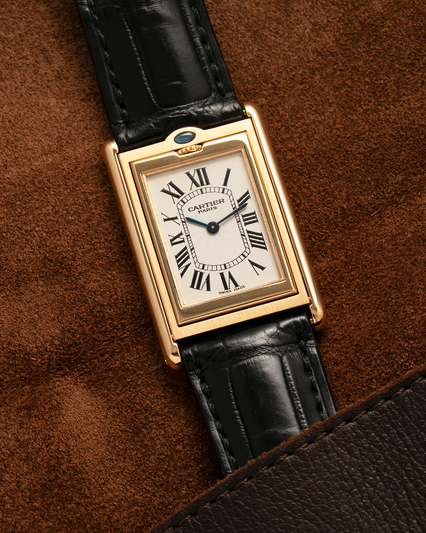 Brand: Cartier
Year: 2000
Model: Tank Basculante Collection Privé CPCP Millenium, Limited to 365 Pieces
Reference: 2391
Material: 18-carat Yellow Gold
Movement: Cartier Cal. 610 (Frédéric Piguet), Manual-Winding
Case Dimensions: 25mm x 39mm (Lug-to-Lug 38.7mm)
Lug Width: 20mm
Strap: Unnamed Padded Black Alligator Leather Strap with Signed 18-carat Yellow Gold Deployant Clasp