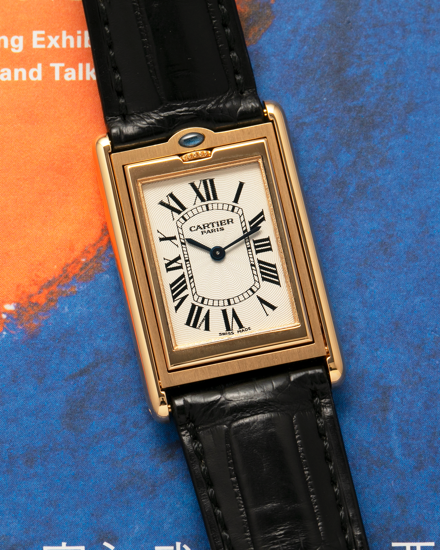 Brand: Cartier
Year: 2000
Model: Tank Basculante Collection Privé CPCP Millenium, Limited to 365 Pieces
Reference: 2391
Material: 18-carat Yellow Gold
Movement: Cartier Cal. 610 (Frédéric Piguet), Manual-Winding
Case Dimensions: 25mm x 39mm (Lug-to-Lug 38.7mm)
Lug Width: 20mm
Strap: Unnamed Padded Black Alligator Leather Strap with Signed 18-carat Yellow Gold Deployant Clasp