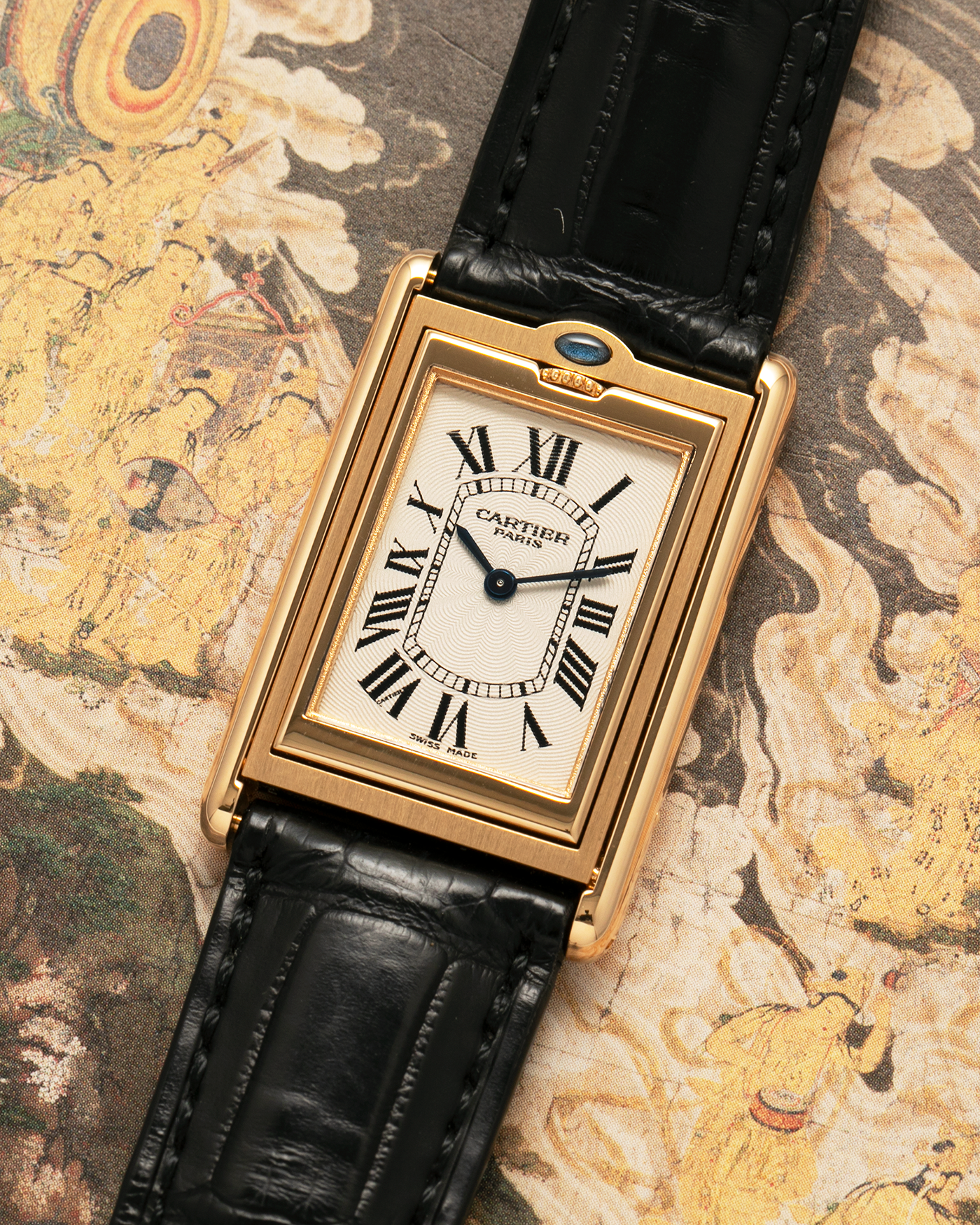 Brand: Cartier
Year: 2000
Model: Tank Basculante Collection Privé CPCP Millenium, Limited to 365 Pieces
Reference: 2391
Material: 18-carat Yellow Gold
Movement: Cartier Cal. 610 (Frédéric Piguet), Manual-Winding
Case Dimensions: 25mm x 39mm (Lug-to-Lug 38.7mm)
Lug Width: 20mm
Strap: Unnamed Padded Black Alligator Leather Strap with Signed 18-carat Yellow Gold Deployant Clasp