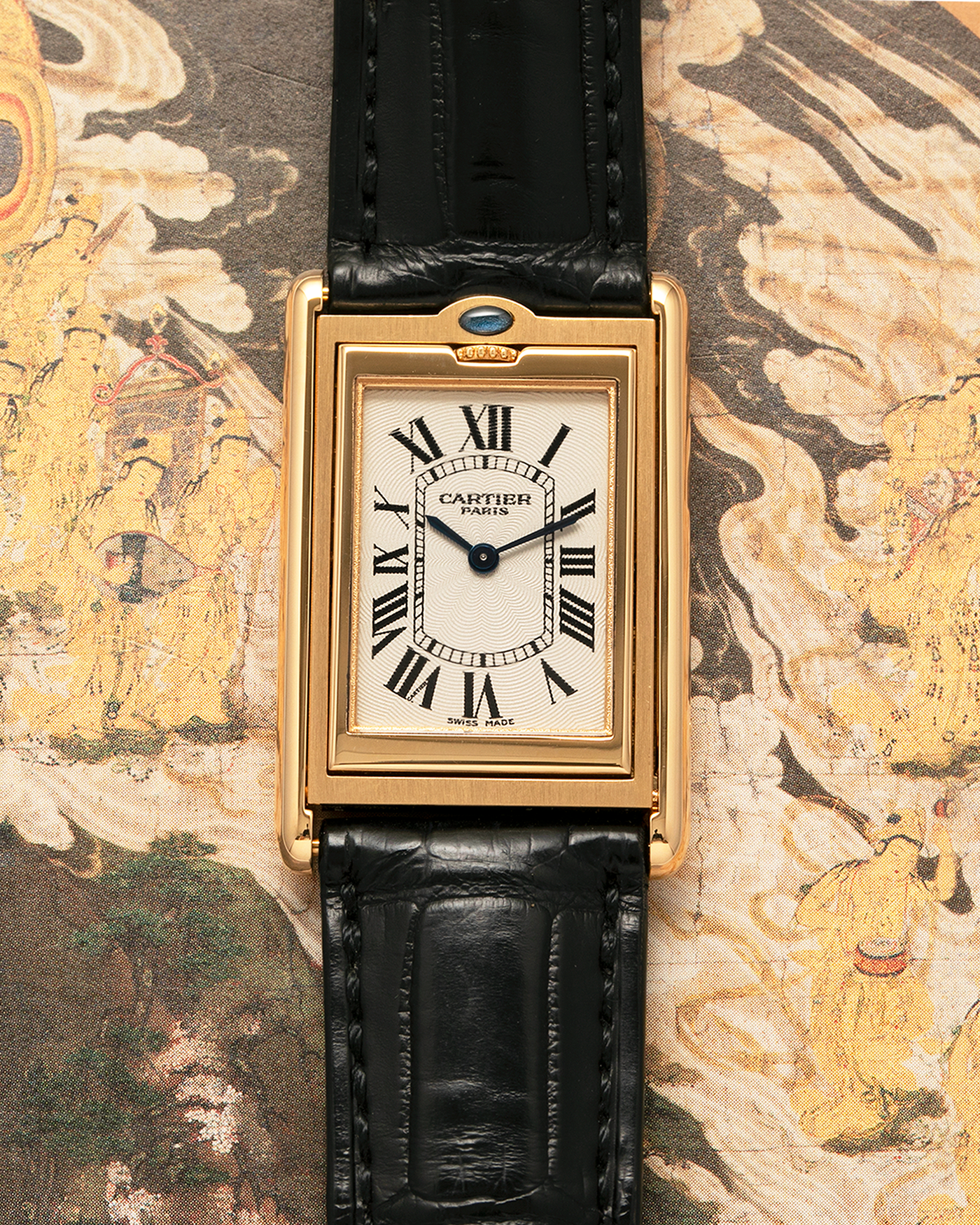 Brand: Cartier
Year: 2000
Model: Tank Basculante Collection Privé CPCP Millenium, Limited to 365 Pieces
Reference: 2391
Material: 18-carat Yellow Gold
Movement: Cartier Cal. 610 (Frédéric Piguet), Manual-Winding
Case Dimensions: 25mm x 39mm (Lug-to-Lug 38.7mm)
Lug Width: 20mm
Strap: Unnamed Padded Black Alligator Leather Strap with Signed 18-carat Yellow Gold Deployant Clasp