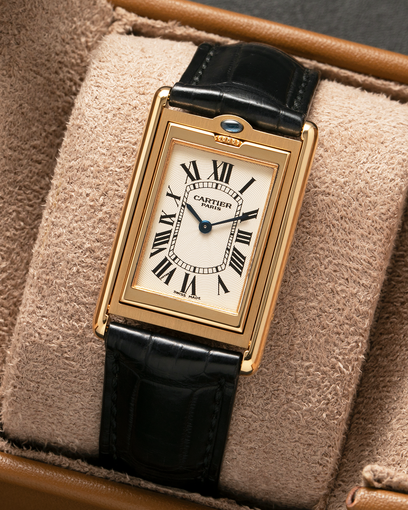 Brand: Cartier
Year: 2000
Model: Tank Basculante Collection Privé CPCP Millenium, Limited to 365 Pieces
Reference: 2391
Material: 18-carat Yellow Gold
Movement: Cartier Cal. 610 (Frédéric Piguet), Manual-Winding
Case Dimensions: 25mm x 39mm (Lug-to-Lug 38.7mm)
Lug Width: 20mm
Strap: Unnamed Padded Black Alligator Leather Strap with Signed 18-carat Yellow Gold Deployant Clasp