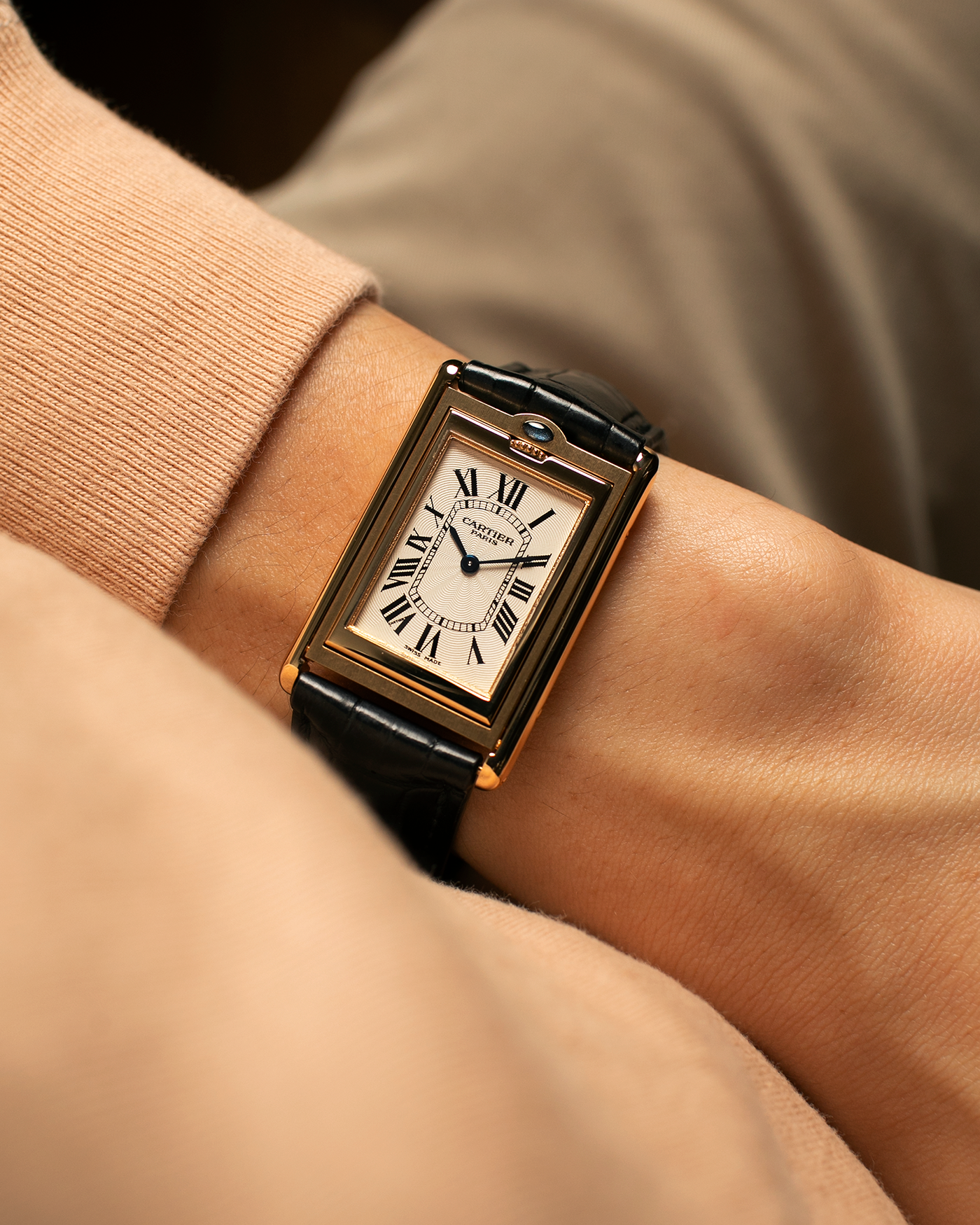 Brand: Cartier
Year: 2000
Model: Tank Basculante Collection Privé CPCP Millenium, Limited to 365 Pieces
Reference: 2391
Material: 18-carat Yellow Gold
Movement: Cartier Cal. 610 (Frédéric Piguet), Manual-Winding
Case Dimensions: 25mm x 39mm (Lug-to-Lug 38.7mm)
Lug Width: 20mm
Strap: Unnamed Padded Black Alligator Leather Strap with Signed 18-carat Yellow Gold Deployant Clasp