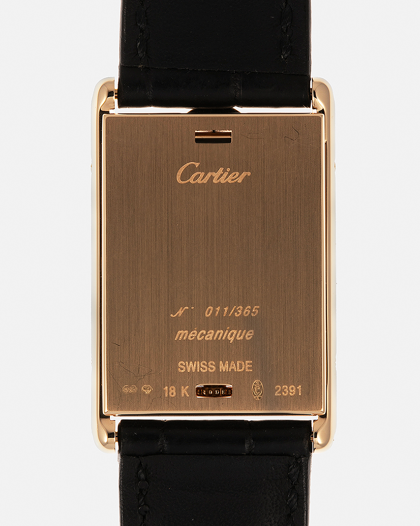 Brand: Cartier
Year: 2000
Model: Tank Basculante Collection Privé CPCP Millenium, Limited to 365 Pieces
Reference: 2391
Material: 18-carat Yellow Gold
Movement: Cartier Cal. 610 (Frédéric Piguet), Manual-Winding
Case Dimensions: 25mm x 39mm (Lug-to-Lug 38.7mm)
Lug Width: 20mm
Strap: Unnamed Padded Black Alligator Leather Strap with Signed 18-carat Yellow Gold Deployant Clasp