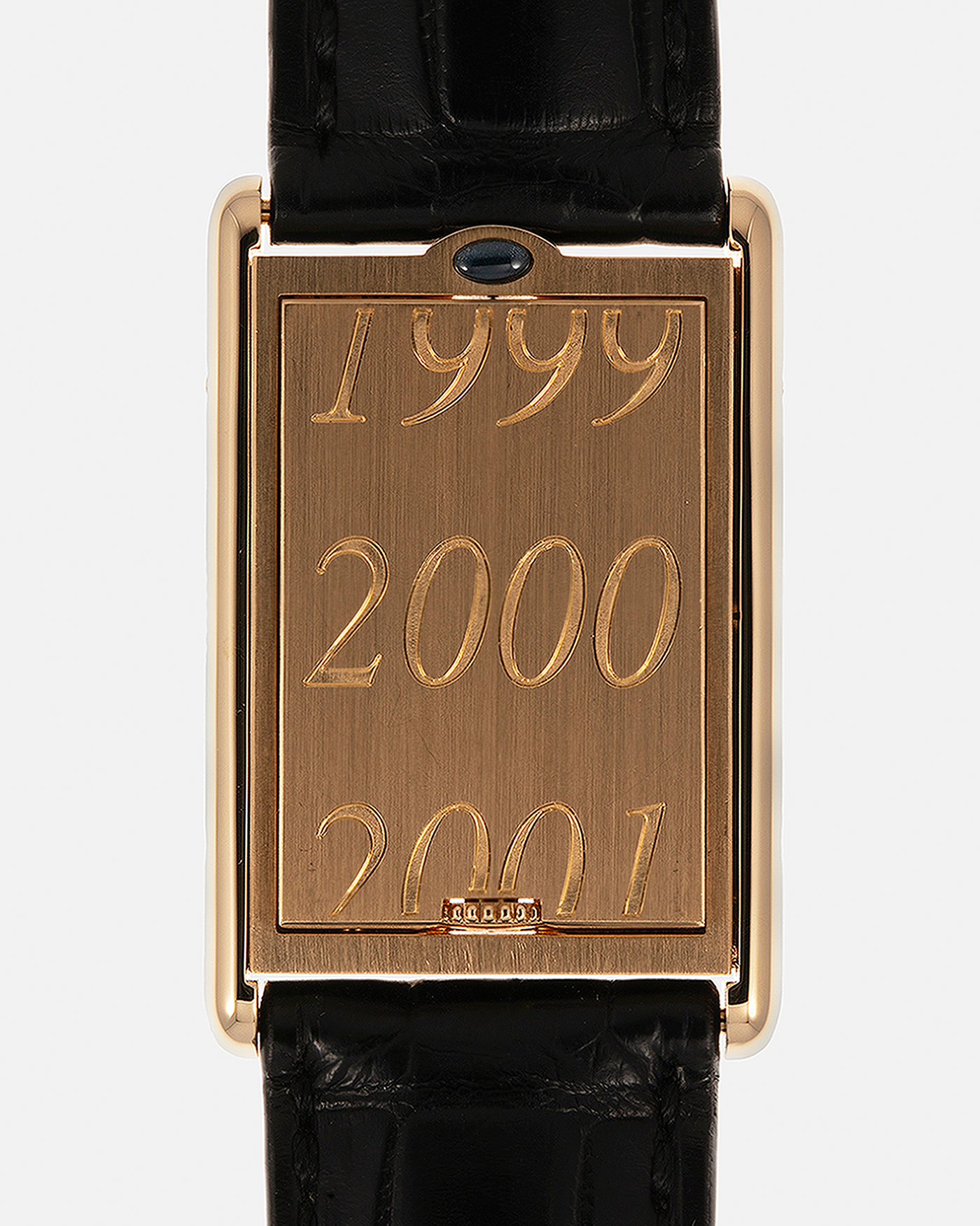 Brand: Cartier
Year: 2000
Model: Tank Basculante Collection Privé CPCP Millenium, Limited to 365 Pieces
Reference: 2391
Material: 18-carat Yellow Gold
Movement: Cartier Cal. 610 (Frédéric Piguet), Manual-Winding
Case Dimensions: 25mm x 39mm (Lug-to-Lug 38.7mm)
Lug Width: 20mm
Strap: Unnamed Padded Black Alligator Leather Strap with Signed 18-carat Yellow Gold Deployant Clasp