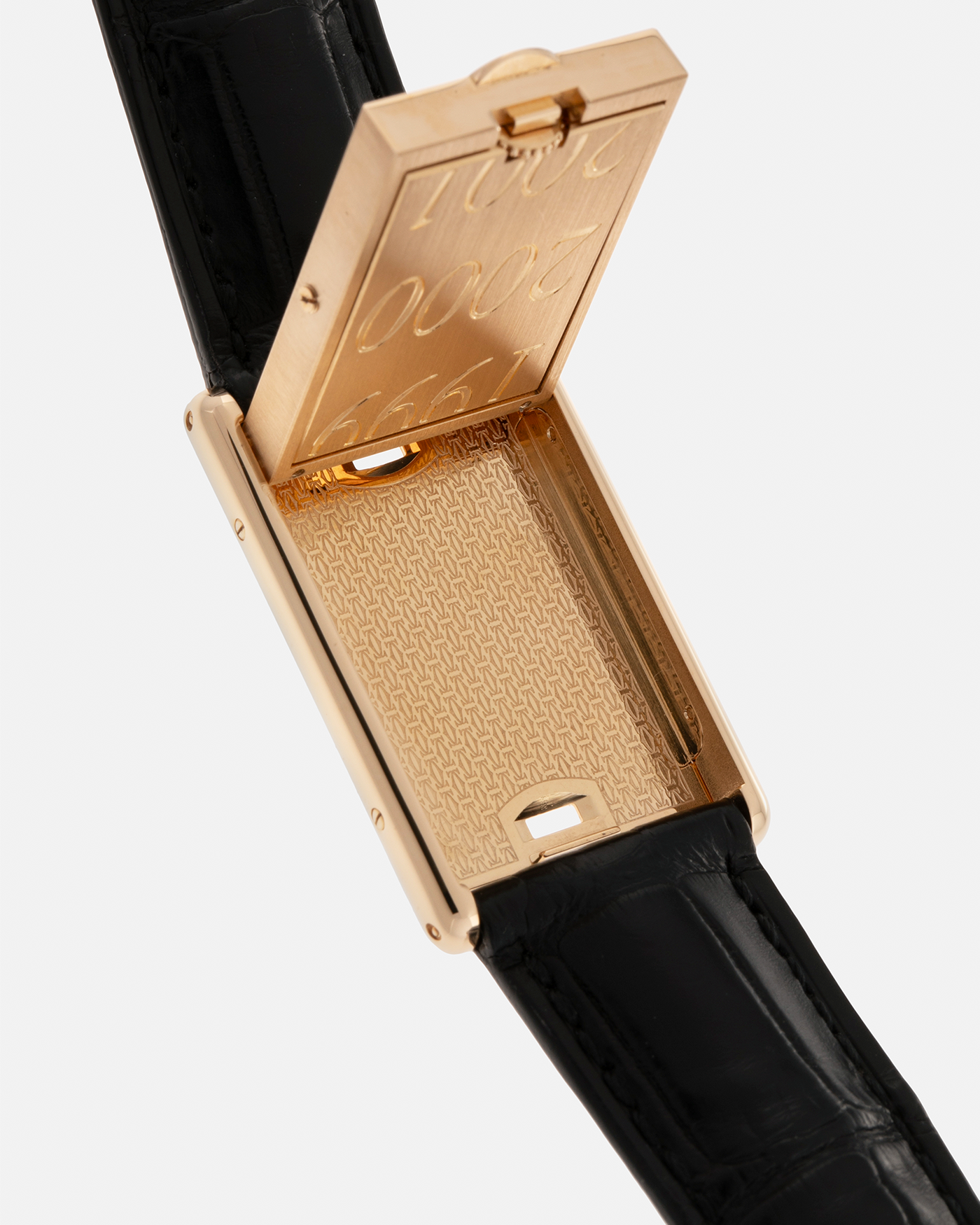 Brand: Cartier
Year: 2000
Model: Tank Basculante Collection Privé CPCP Millenium, Limited to 365 Pieces
Reference: 2391
Material: 18-carat Yellow Gold
Movement: Cartier Cal. 610 (Frédéric Piguet), Manual-Winding
Case Dimensions: 25mm x 39mm (Lug-to-Lug 38.7mm)
Lug Width: 20mm
Strap: Unnamed Padded Black Alligator Leather Strap with Signed 18-carat Yellow Gold Deployant Clasp