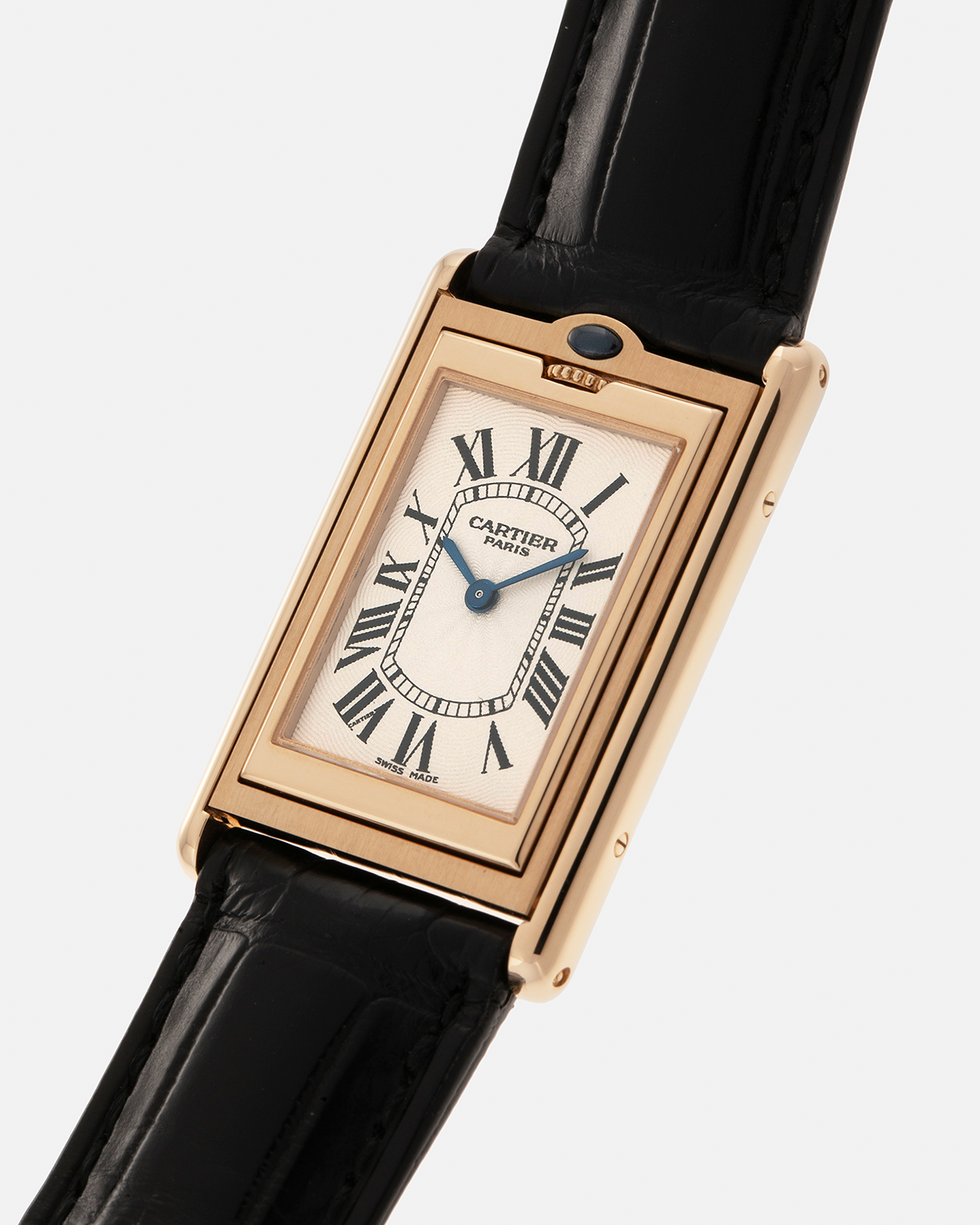 Brand: Cartier
Year: 2000
Model: Tank Basculante Collection Privé CPCP Millenium, Limited to 365 Pieces
Reference: 2391
Material: 18-carat Yellow Gold
Movement: Cartier Cal. 610 (Frédéric Piguet), Manual-Winding
Case Dimensions: 25mm x 39mm (Lug-to-Lug 38.7mm)
Lug Width: 20mm
Strap: Unnamed Padded Black Alligator Leather Strap with Signed 18-carat Yellow Gold Deployant Clasp