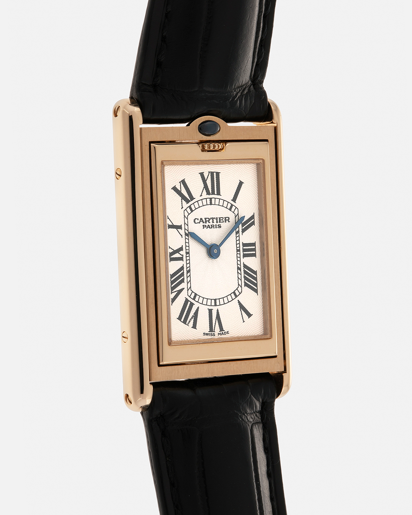 Brand: Cartier
Year: 2000
Model: Tank Basculante Collection Privé CPCP Millenium, Limited to 365 Pieces
Reference: 2391
Material: 18-carat Yellow Gold
Movement: Cartier Cal. 610 (Frédéric Piguet), Manual-Winding
Case Dimensions: 25mm x 39mm (Lug-to-Lug 38.7mm)
Lug Width: 20mm
Strap: Unnamed Padded Black Alligator Leather Strap with Signed 18-carat Yellow Gold Deployant Clasp