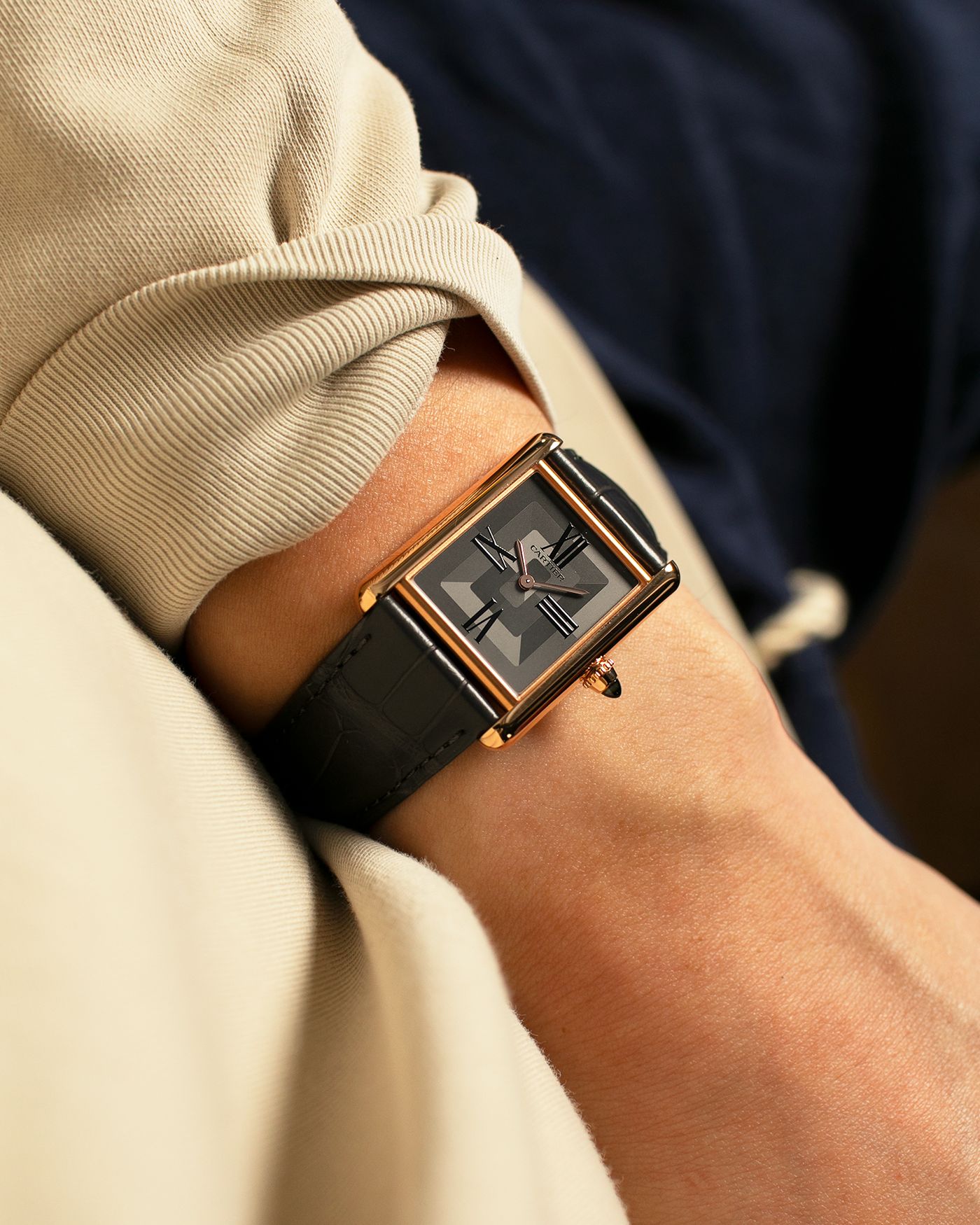 Brand: Cartier
Year: 2022
Model: Tank Louis Cartier Large ‘3816’
Reference: CRWGTA0092
Material: 18-carat Rose Gold
Movement: Cartier Cal. 1917 MC, Manual-Winding
Case Dimensions: 33.7mm (Including Lugs) x 25.5mm x 6.6mm
Lug Width: 19mm
Strap: Cartier Anthracite Grey Alligator Leather Strap with Signed 18-carat Rose Gold Tang Buckle