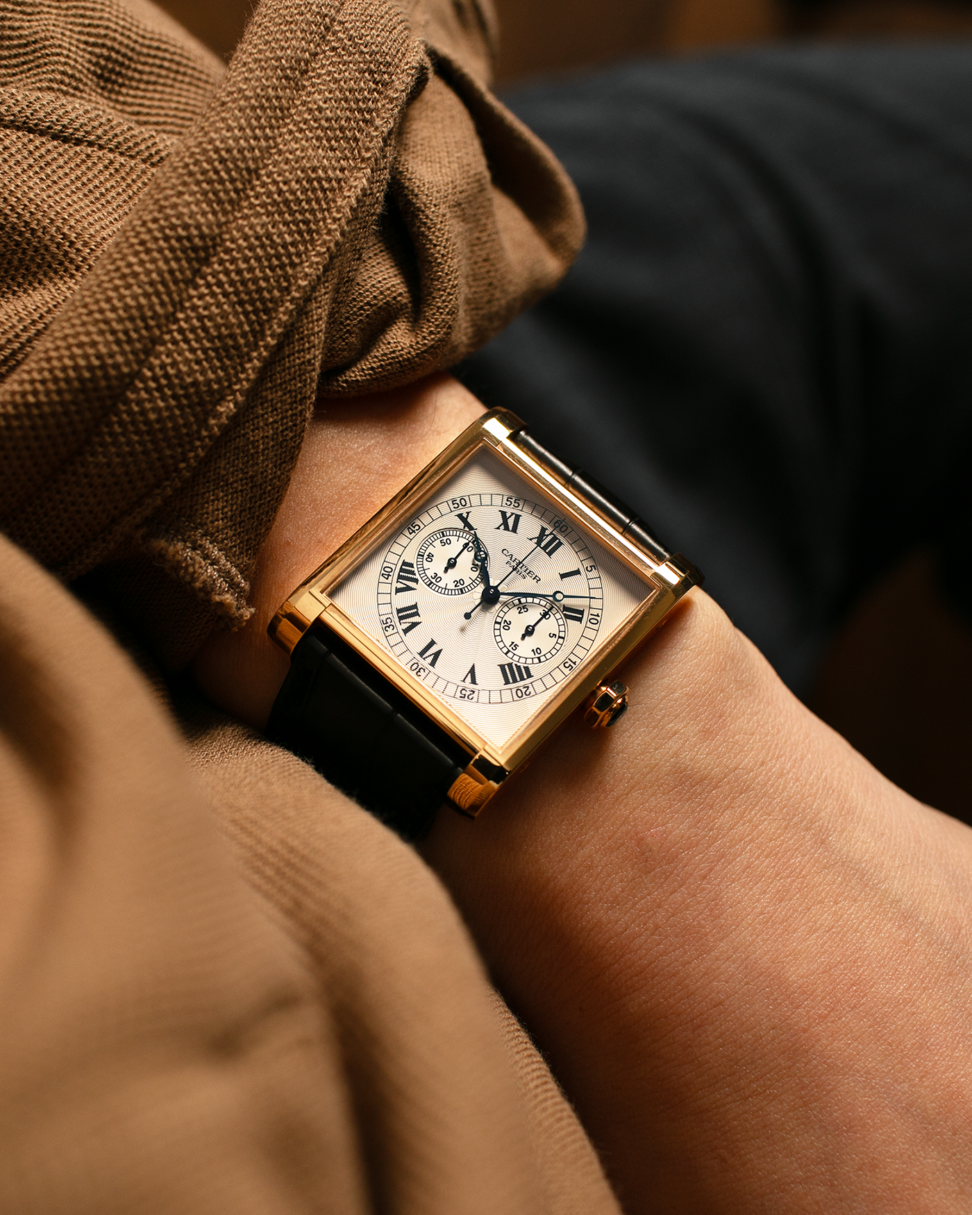 Brand: Cartier
Year: 2000’s
Model: Collection Privée Cartier Paris Tank Monopoussoir
Reference: 2846
Material: 18-carat Rose Gold
Movement: Cartier-THA Cal. 045MC, Manual-Winding
Case Dimensions: 43mm (Including Lugs) x 32 mm
Lug Width: 25mm
Strap: Cartier Black Alligator Leather Strap with Signed 18-carat Rose Gold Deployant Clasp