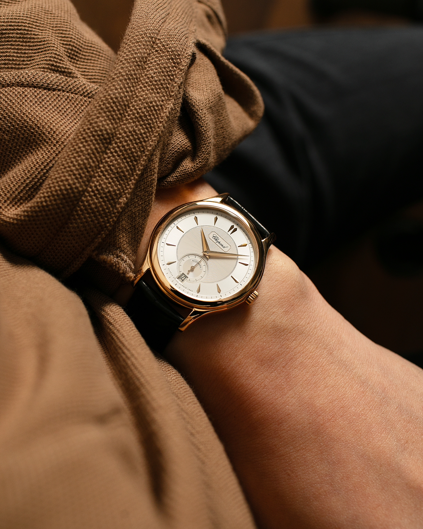 Brand: Chopard L.U.C.
Year: Late 1990’s
Model: 16/1860/2
Material: 18-carat Yellow Gold
Movement: Chopard Cal. 1.96, Self-Winding Micro-Rotor
Case Dimensions: 37mm x 8.5mm (Lug-to-Lug 45mm)
Lug Width: 18mm
Strap: Chopard Black Alligator Leather Strap with Signed 18-carat Yellow Gold Tang Buckle