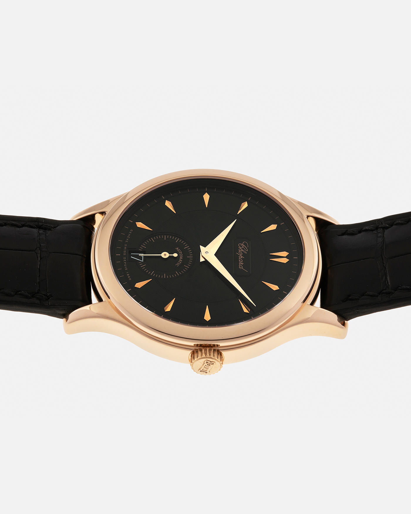 Brand: Chopard L.U.C.
Year: 1990’s
Model: 16/1860/2
Material: 18-carat Rose Gold
Movement: Chopard Cal. 1.96, Self-Winding Micro-Rotor
Case Diameter: 37mm x 8.5mm (Lug-to-Lug 45mm)
Lug Width: 18mm
Strap: Delugs Black Alligator Leather Strap with signed 18-carat Rose Gold Tang Buckle, extra Chopard Black Alligator Leather Strap