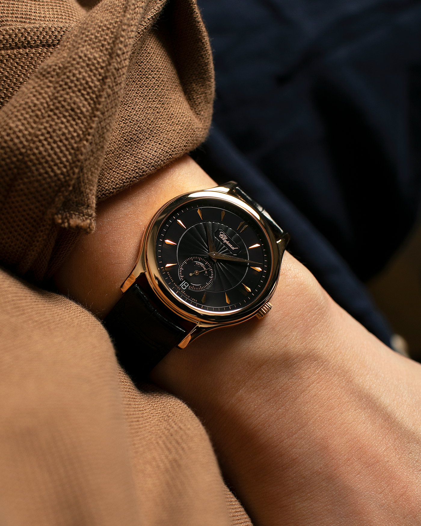 Brand: Chopard L.U.C.
Year: 1990’s
Model: 16/1860/2
Material: 18-carat Rose Gold
Movement: Chopard Cal. 1.96, Self-Winding Micro-Rotor
Case Diameter: 37mm x 8.5mm (Lug-to-Lug 45mm)
Lug Width: 18mm
Strap: Delugs Black Alligator Leather Strap with signed 18-carat Rose Gold Tang Buckle, extra Chopard Black Alligator Leather Strap