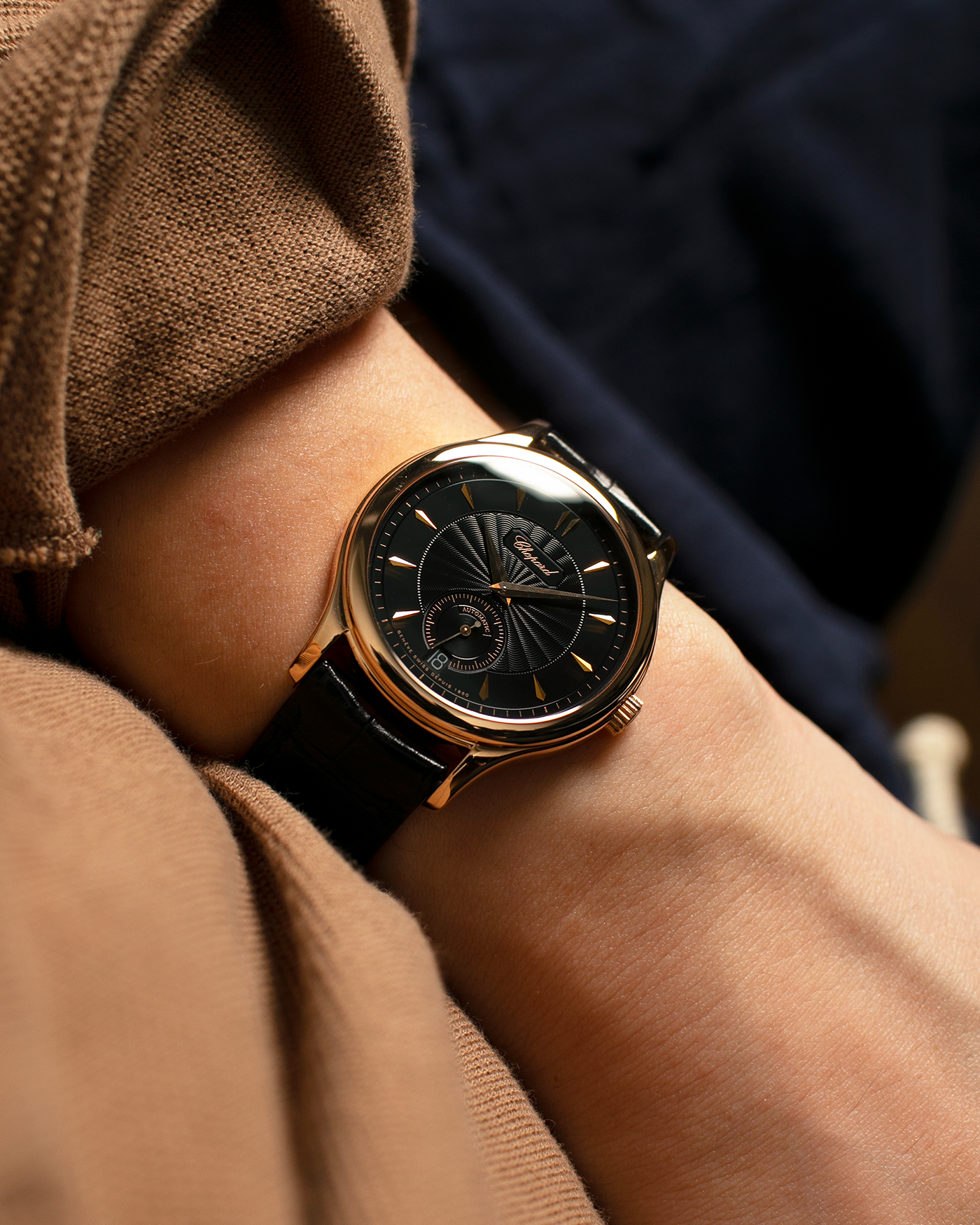 Brand: Chopard L.U.C.
Year: 1990’s
Model: 16/1860/2
Material: 18-carat Rose Gold
Movement: Chopard Cal. 1.96, Self-Winding Micro-Rotor
Case Diameter: 37mm x 8.5mm (Lug-to-Lug 45mm)
Lug Width: 18mm
Strap: Delugs Black Alligator Leather Strap with signed 18-carat Rose Gold Tang Buckle, extra Chopard Black Alligator Leather Strap