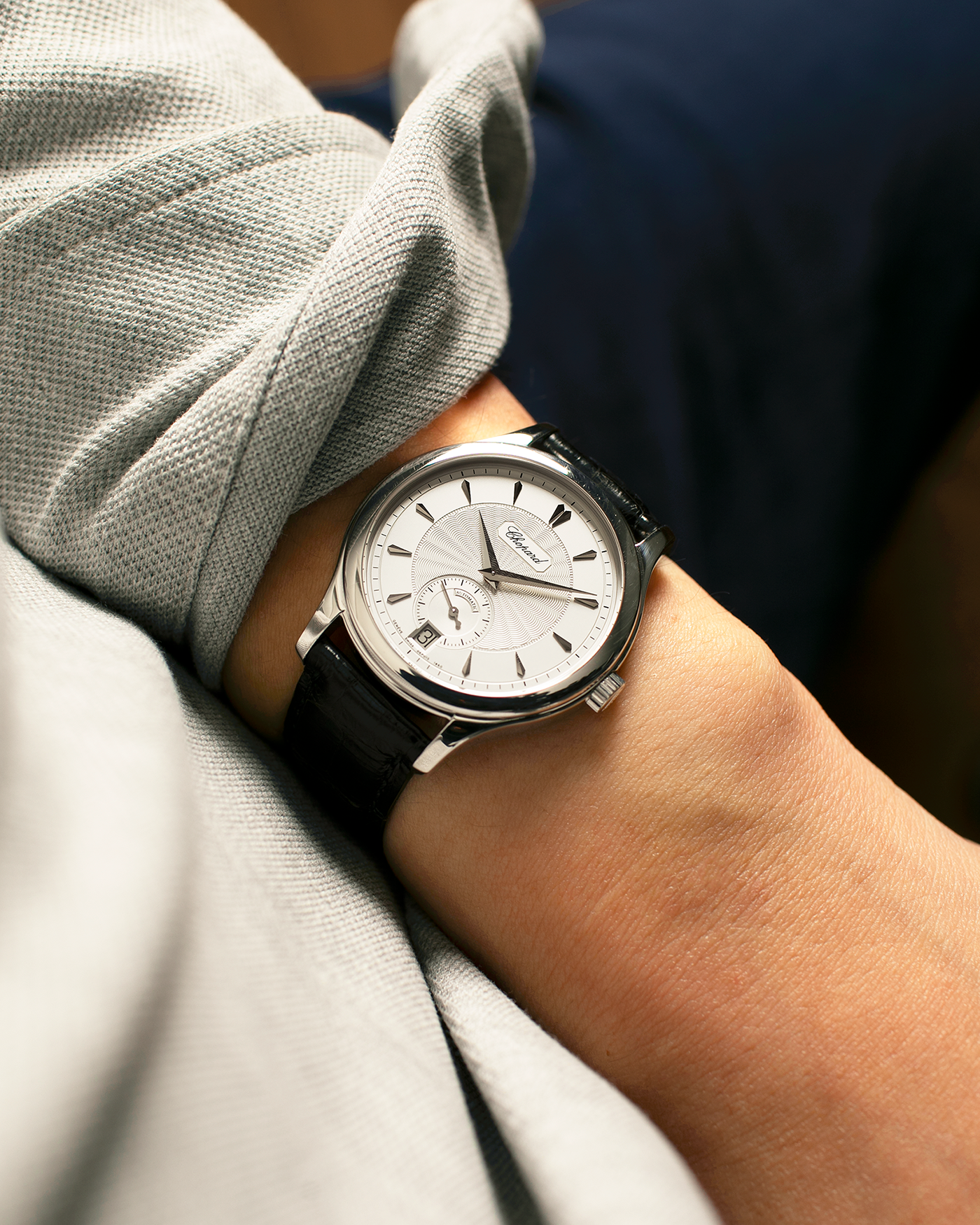 Brand: Chopard L.U.C.
Year: 1990’s
Model: 16/1860/2
Material: 18-carat White Gold
Movement: Chopard Cal. 1.96, Self-Winding Micro-Rotor
Case Dimensions: 37mm x 8.5mm (Lug-to-Lug 45mm)
Lug Width: 18mm
Strap: Chopard Black Alligator Leather Strap with Signed 18-carat White Gold Tang Buckle