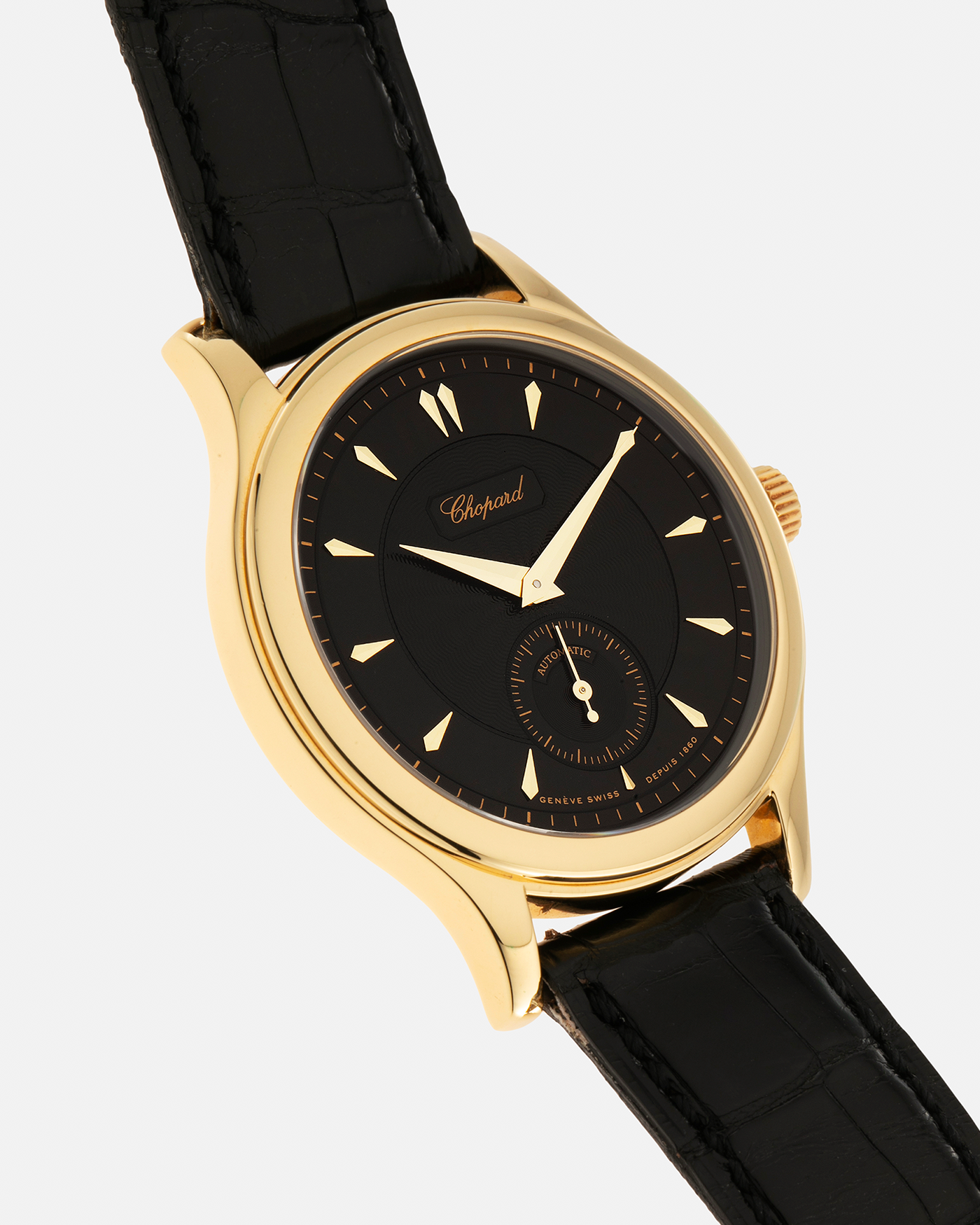 Brand: Chopard L.U.C. Year: 1990s Model: 16/1860/2 ‘Prototype No-Date Black Dial’ Material: 18-carat Yellow Gold Movement: Chopard Cal. 1.96, Self-Winding Micro-Rotor Case Diameter: 37mm Lug Width: 18mm Strap: Chopard Black Alligator Leather Strap with Signed 18-carat Yellow Gold Tang Buckle