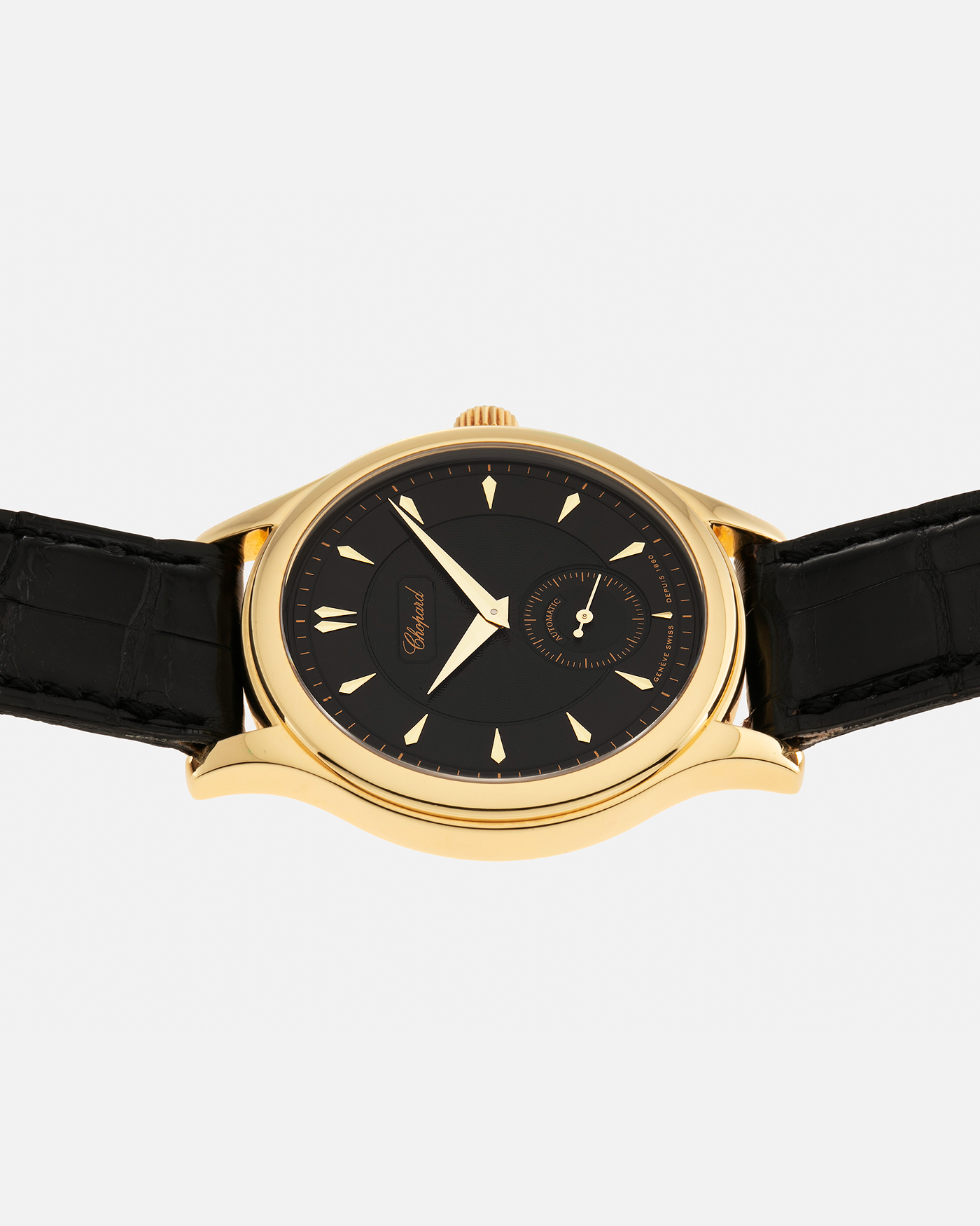 Brand: Chopard L.U.C. Year: 1990s Model: 16/1860/2 ‘Prototype No-Date Black Dial’ Material: 18-carat Yellow Gold Movement: Chopard Cal. 1.96, Self-Winding Micro-Rotor Case Diameter: 37mm Lug Width: 18mm Strap: Chopard Black Alligator Leather Strap with Signed 18-carat Yellow Gold Tang Buckle