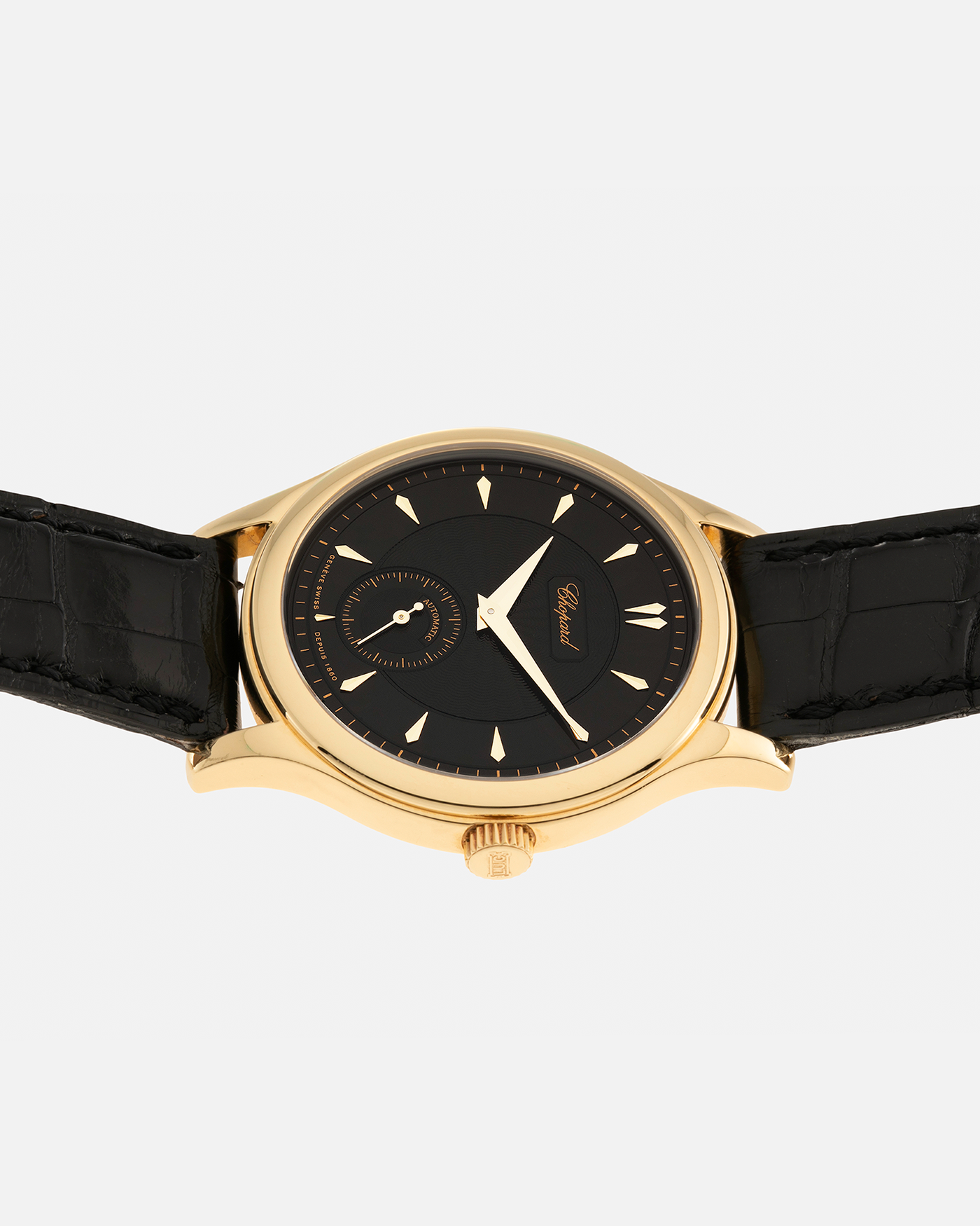 Brand: Chopard L.U.C. Year: 1990s Model: 16/1860/2 ‘Prototype No-Date Black Dial’ Material: 18-carat Yellow Gold Movement: Chopard Cal. 1.96, Self-Winding Micro-Rotor Case Diameter: 37mm Lug Width: 18mm Strap: Chopard Black Alligator Leather Strap with Signed 18-carat Yellow Gold Tang Buckle