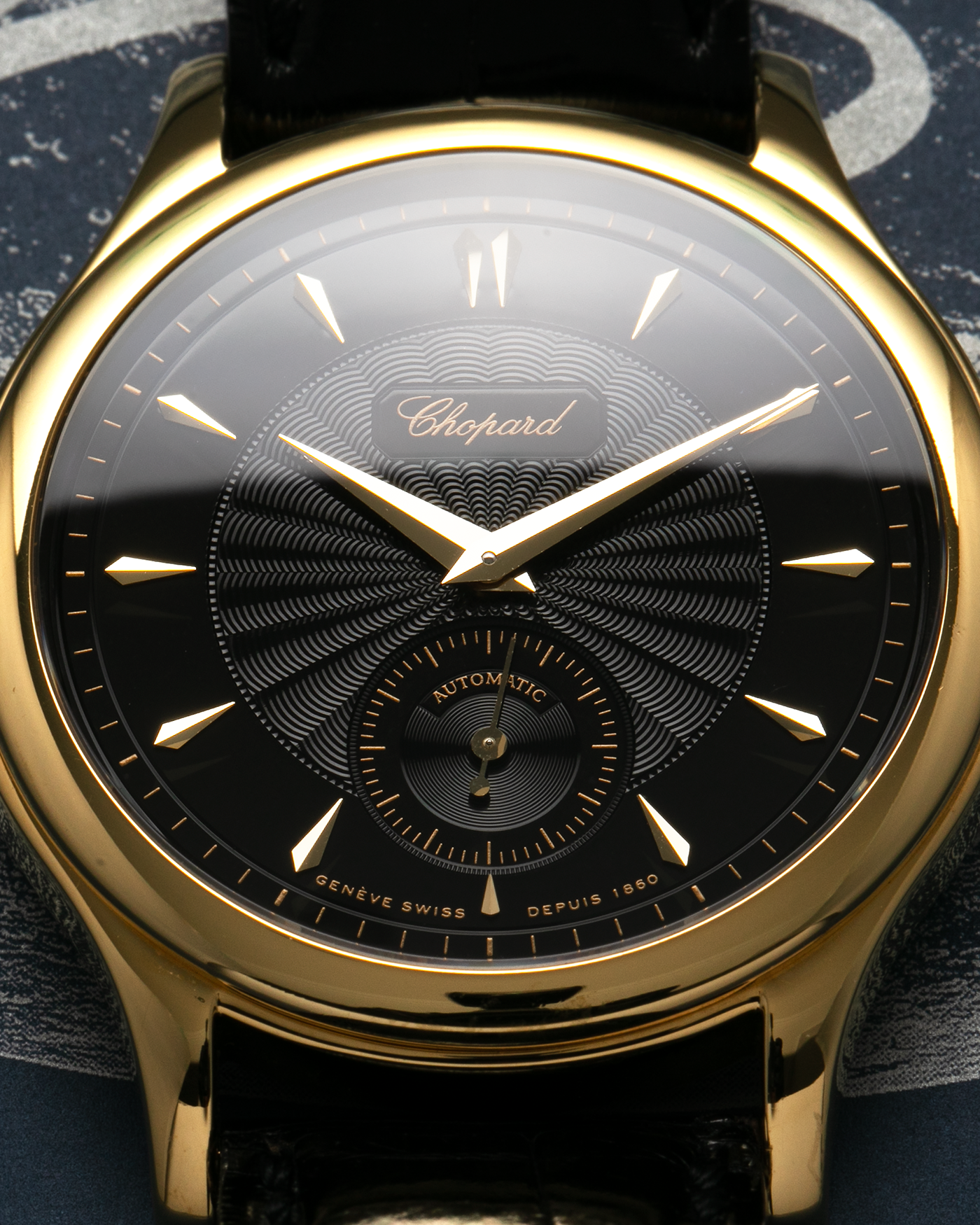 Brand: Chopard L.U.C. Year: 1990s Model: 16/1860/2 ‘Prototype No-Date Black Dial’ Material: 18-carat Yellow Gold Movement: Chopard Cal. 1.96, Self-Winding Micro-Rotor Case Diameter: 37mm Lug Width: 18mm Strap: Chopard Black Alligator Leather Strap with Signed 18-carat Yellow Gold Tang Buckle