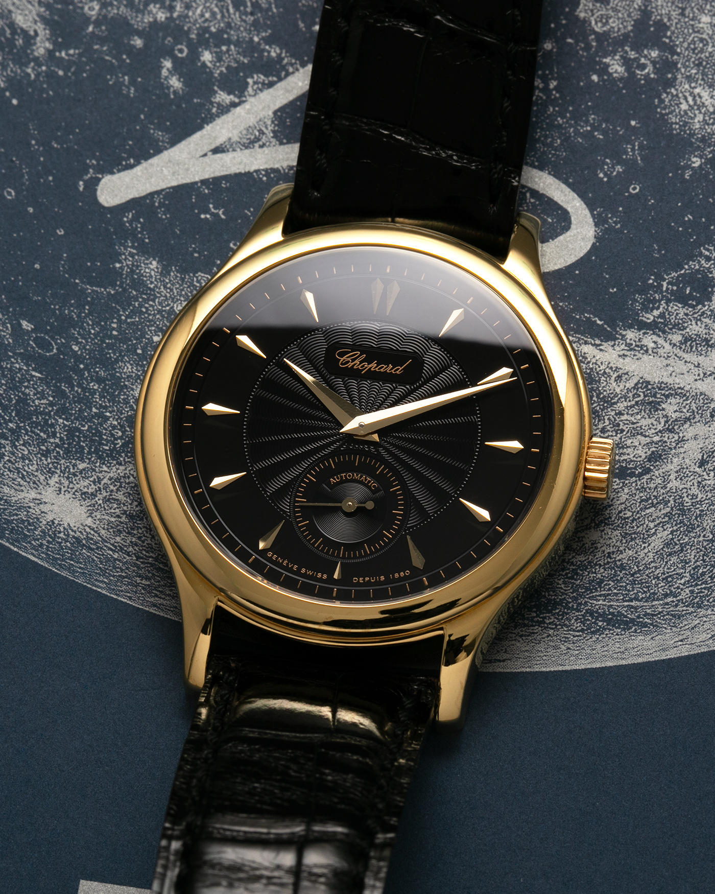 Brand: Chopard L.U.C. Year: 1990s Model: 16/1860/2 ‘Prototype No-Date Black Dial’ Material: 18-carat Yellow Gold Movement: Chopard Cal. 1.96, Self-Winding Micro-Rotor Case Diameter: 37mm Lug Width: 18mm Strap: Chopard Black Alligator Leather Strap with Signed 18-carat Yellow Gold Tang Buckle