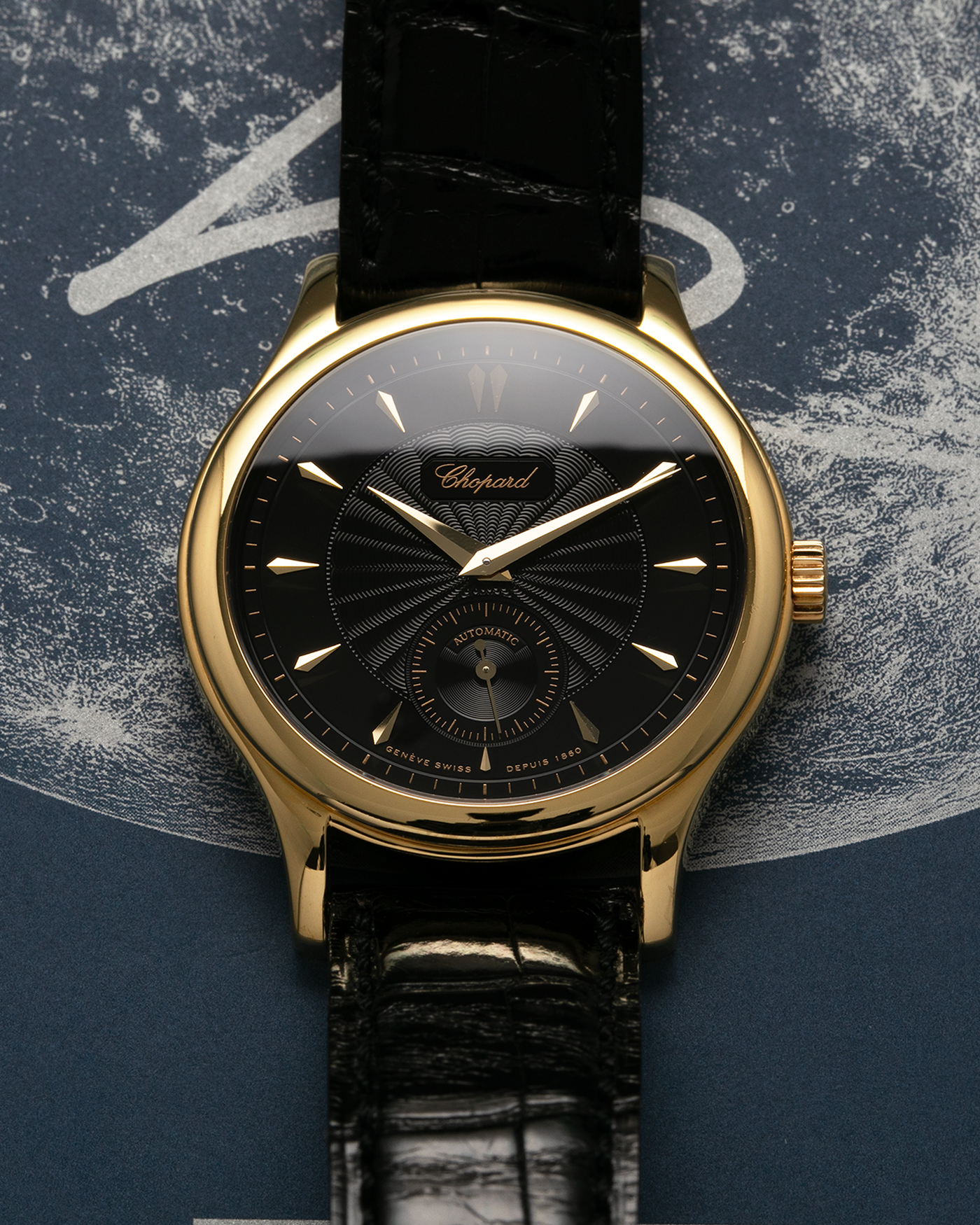 Brand: Chopard L.U.C. Year: 1990s Model: 16/1860/2 ‘Prototype No-Date Black Dial’ Material: 18-carat Yellow Gold Movement: Chopard Cal. 1.96, Self-Winding Micro-Rotor Case Diameter: 37mm Lug Width: 18mm Strap: Chopard Black Alligator Leather Strap with Signed 18-carat Yellow Gold Tang Buckle