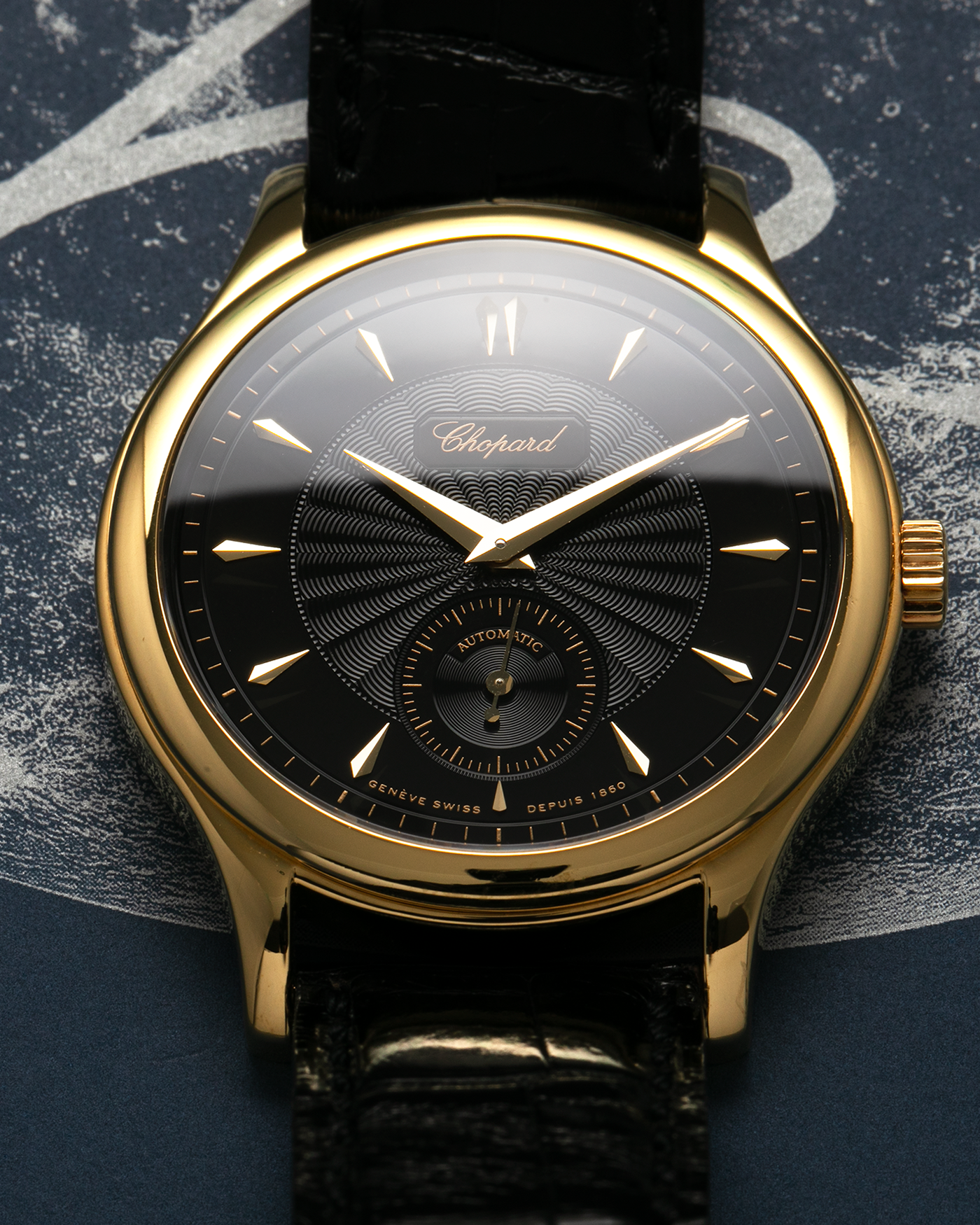 Brand: Chopard L.U.C. Year: 1990s Model: 16/1860/2 ‘Prototype No-Date Black Dial’ Material: 18-carat Yellow Gold Movement: Chopard Cal. 1.96, Self-Winding Micro-Rotor Case Diameter: 37mm Lug Width: 18mm Strap: Chopard Black Alligator Leather Strap with Signed 18-carat Yellow Gold Tang Buckle