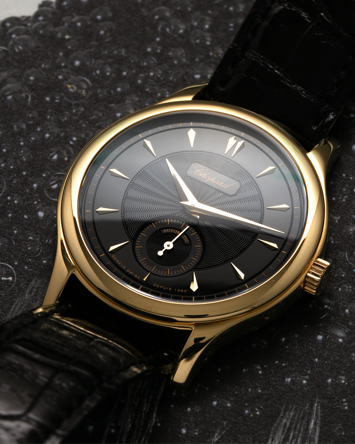 Brand: Chopard L.U.C. Year: 1990s Model: 16/1860/2 ‘Prototype No-Date Black Dial’ Material: 18-carat Yellow Gold Movement: Chopard Cal. 1.96, Self-Winding Micro-Rotor Case Diameter: 37mm Lug Width: 18mm Strap: Chopard Black Alligator Leather Strap with Signed 18-carat Yellow Gold Tang Buckle
