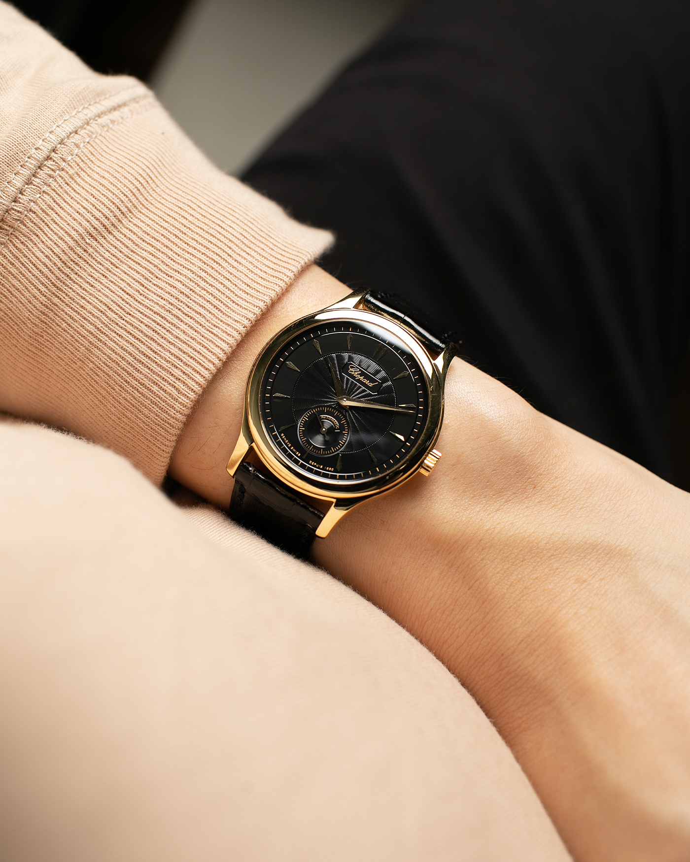 Brand: Chopard L.U.C. Year: 1990s Model: 16/1860/2 ‘Prototype No-Date Black Dial’ Material: 18-carat Yellow Gold Movement: Chopard Cal. 1.96, Self-Winding Micro-Rotor Case Diameter: 37mm Lug Width: 18mm Strap: Chopard Black Alligator Leather Strap with Signed 18-carat Yellow Gold Tang Buckle