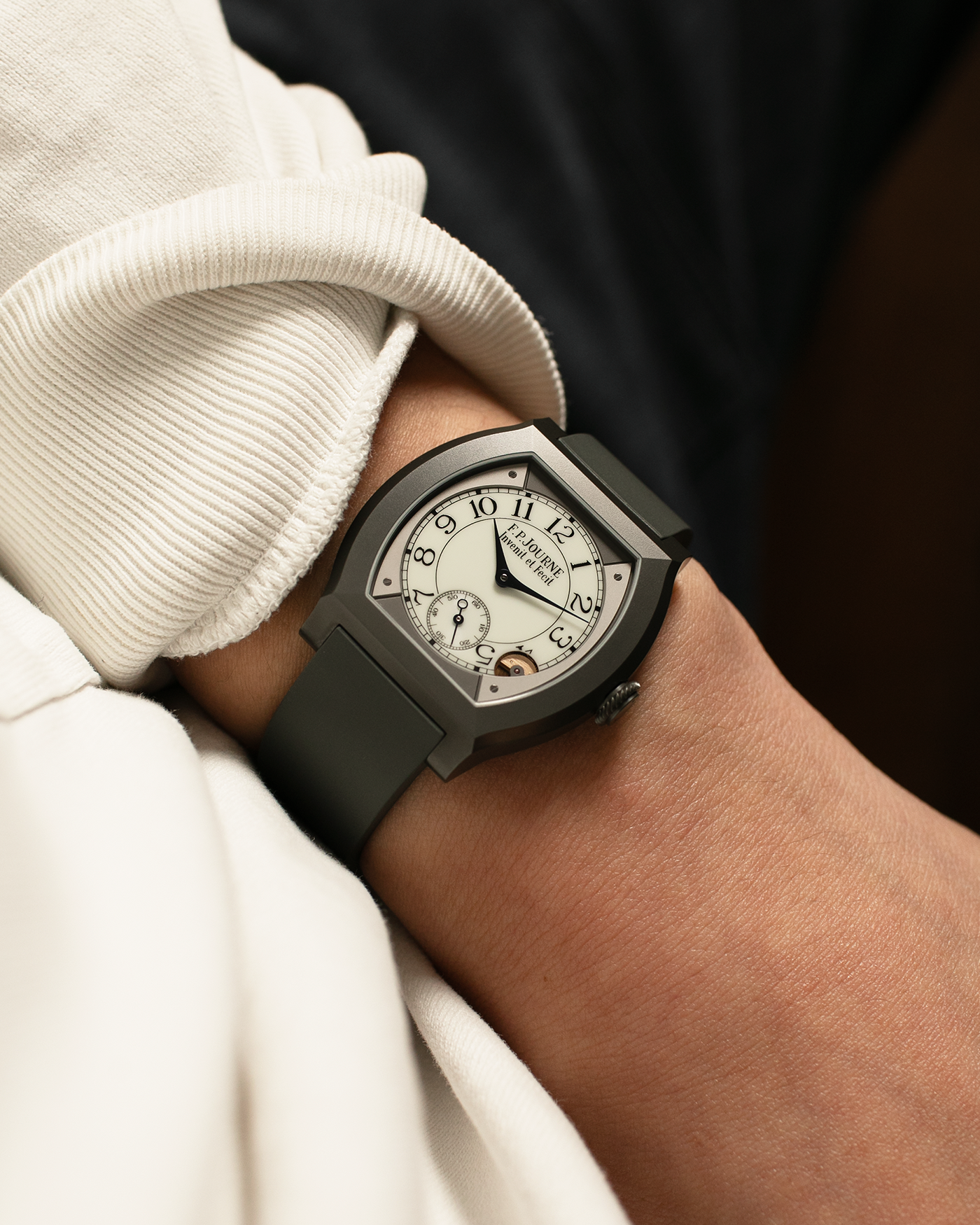 Brand: F.P. Journe
Year: 2024
Model: Elegante 40
Material: Titalyt-Treated Grade 5 Titanium
Movement: F.P. Journe Cal. 1210, Electromechanical Quartz
Case Dimensions: 40mm x 35mm x 7.35mm (Lug-to-Lug 40mm)
Lug Width: 17mm
Straps: F.P. Journe Brown Rubber Strap with Signed Titalyt-treated Grade 5 Titanium Tang Buckle, extra F.P. Journe Dark Grey Rubber Strap, extra F.P. Journe Green Rubber Strap