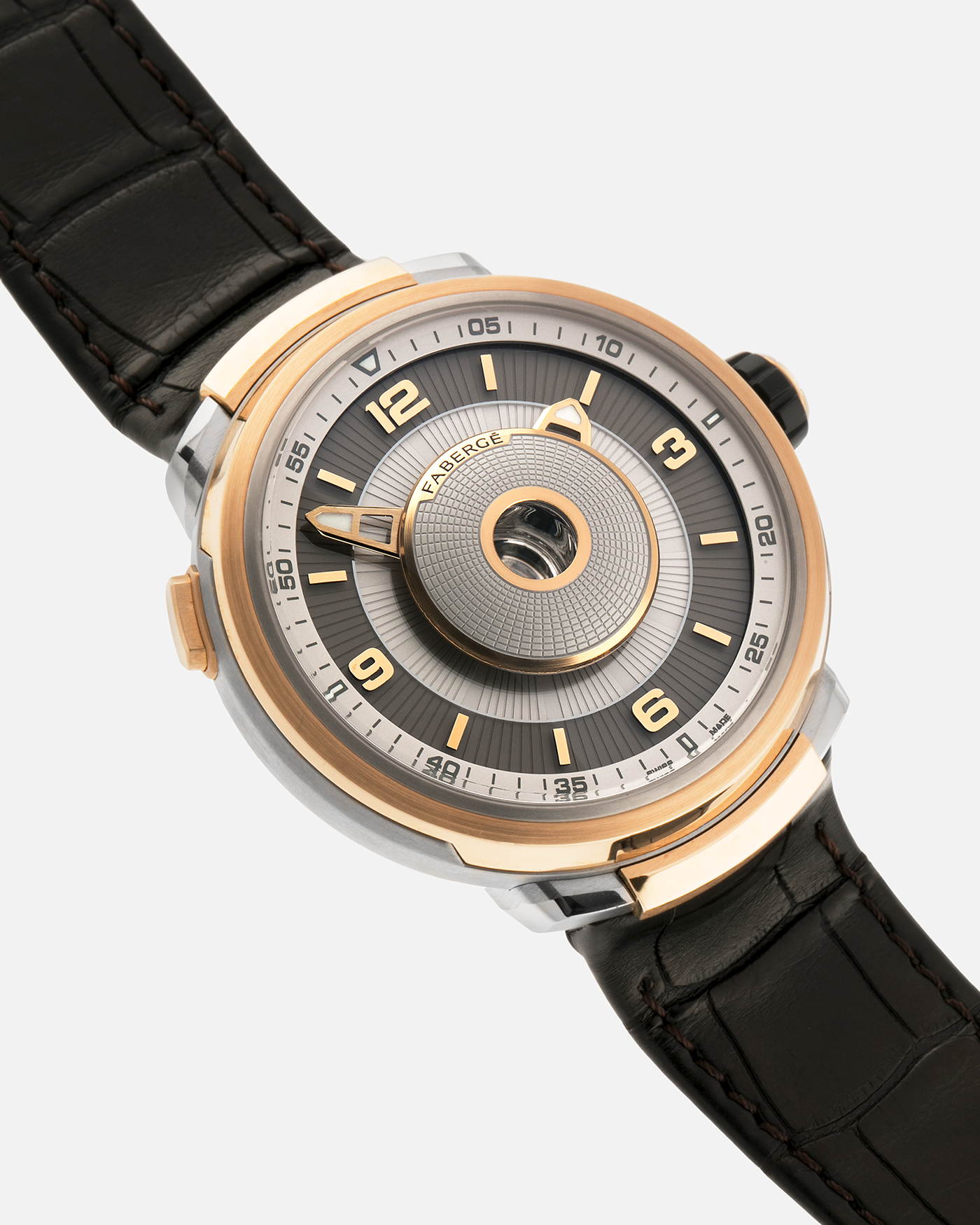 Brand: Fabergé
Year: 2016 (Approximation)
Model: Visionnaire DTZ Dual Time Zone
Material: 18k Rose Gold and Titanium
Movement: Self-Winding Agenhor AGH 6924 (Peripheral Rotor)
Case Dimensions: 43m Diameter 14.2mm Thickness
Strap: Fabergé Black Alligator Strap With Signed 18k Rose Gold Deployant Clasp