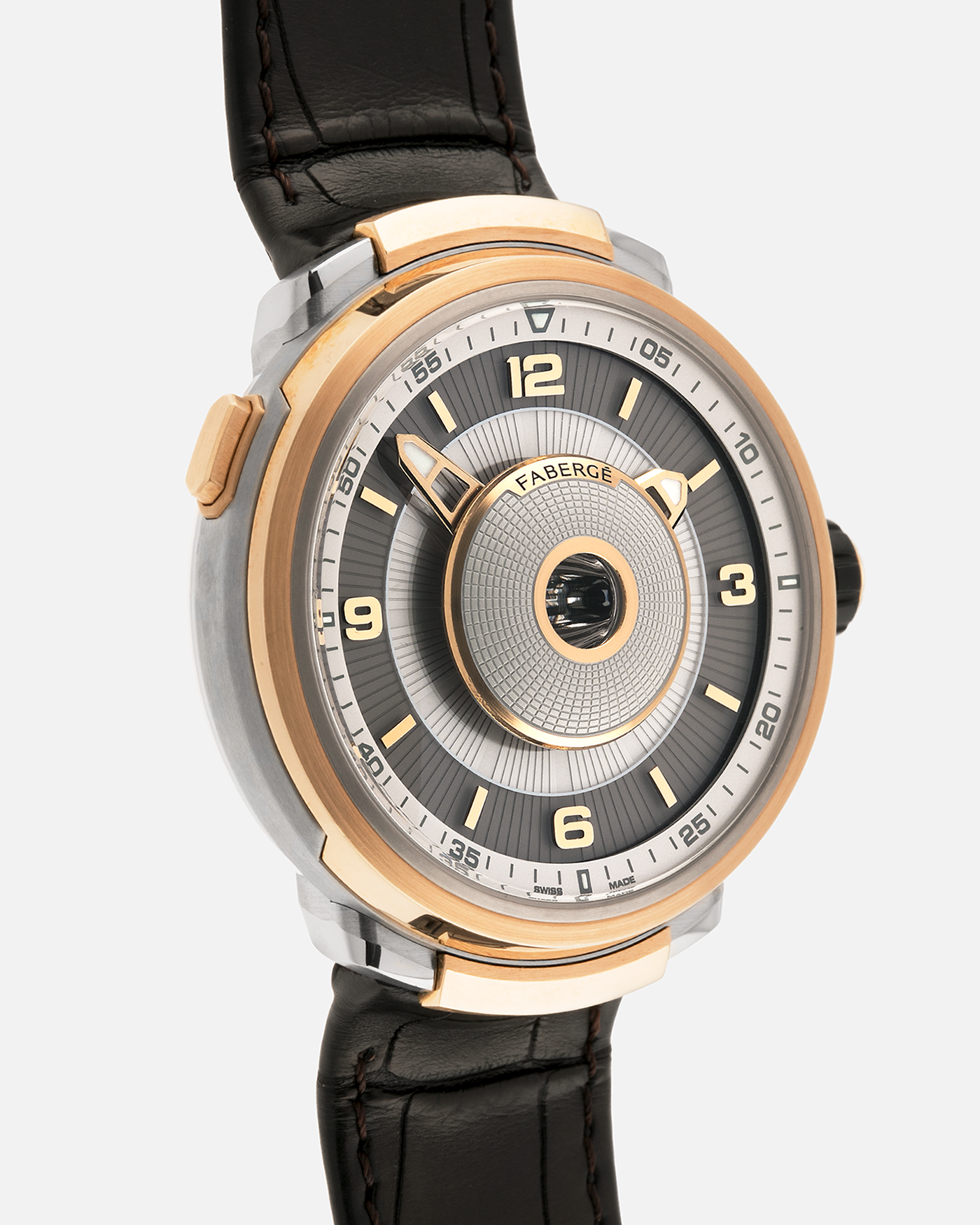 Brand: Fabergé
Year: 2016 (Approximation)
Model: Visionnaire DTZ Dual Time Zone
Material: 18k Rose Gold and Titanium
Movement: Self-Winding Agenhor AGH 6924 (Peripheral Rotor)
Case Dimensions: 43m Diameter 14.2mm Thickness
Strap: Fabergé Black Alligator Strap With Signed 18k Rose Gold Deployant Clasp
