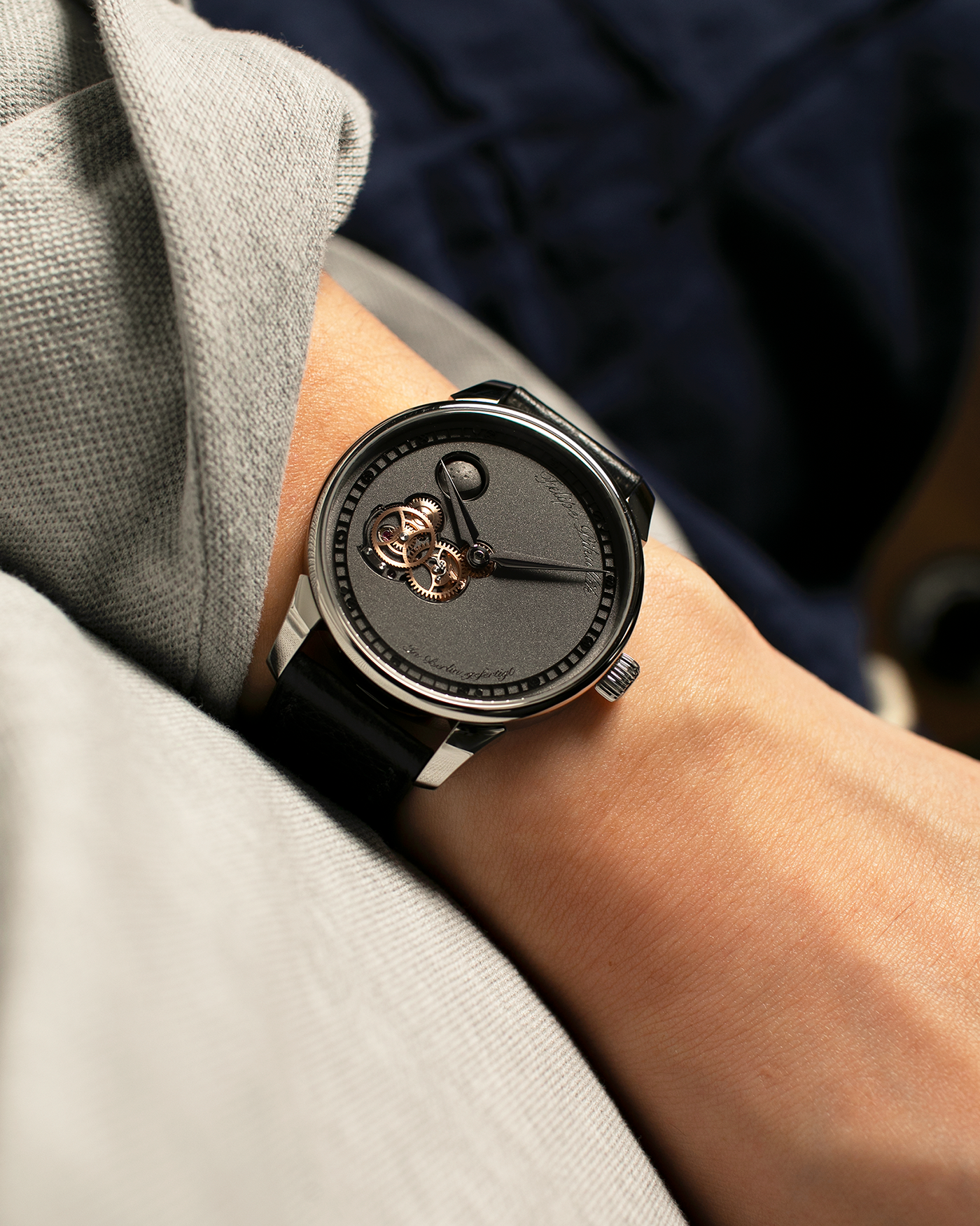 Brand: Felipe Pikullik
Year: 2024
Model: Mondphase 1, Limited Edition of 20 pieces
Material: Stainless Steel
Movement: Heavily-Modified and Hand-Decorated Unitas Cal. 6497, Manual-Winding
Case Dimensions: 41mm x 10.5mm (50mm Lug-to-Lug)
Lug Width: 20mm
Strap: Felipe Pikullik Black Alligator Leather Strap with Signed Stainless Steel Tang Buckle