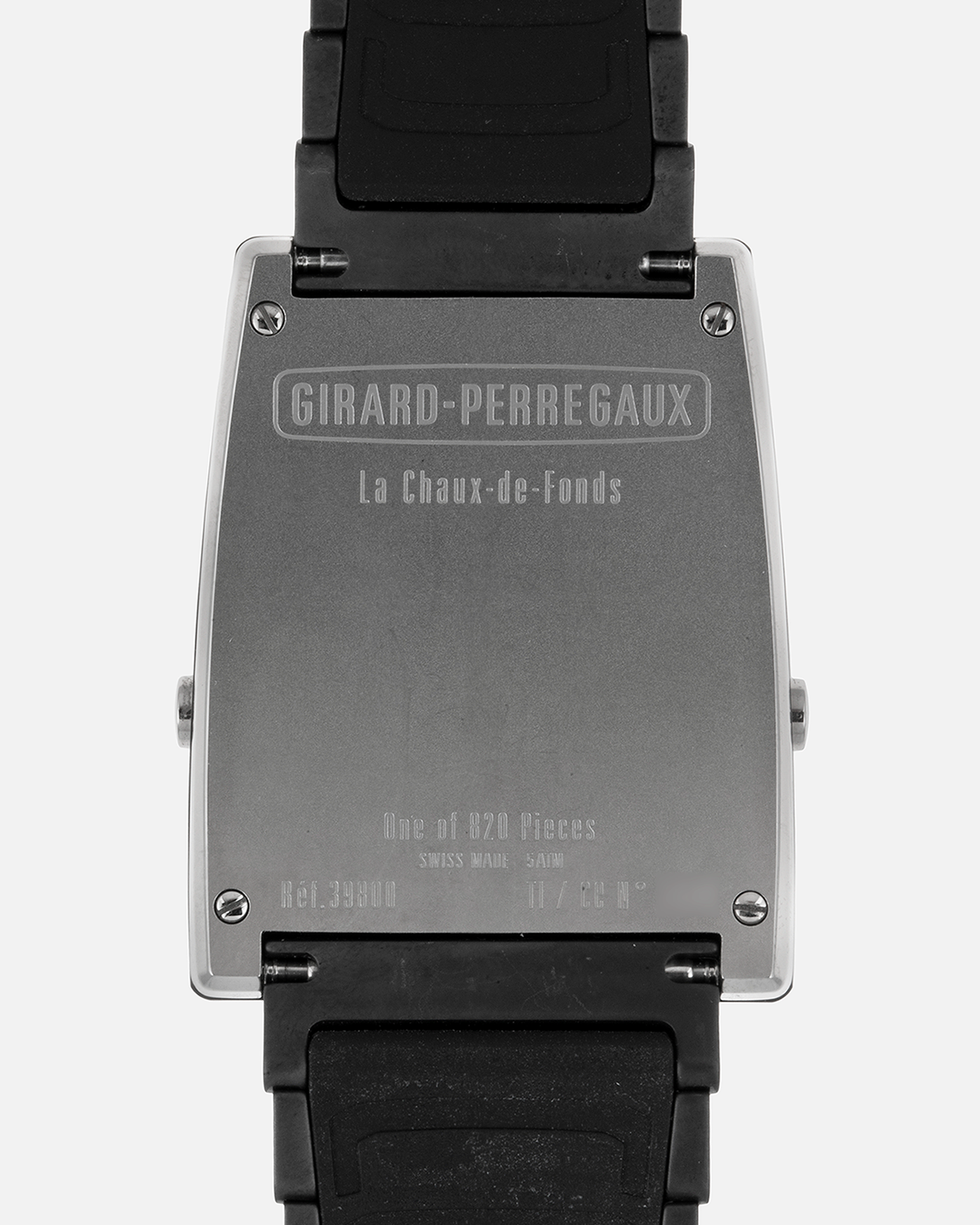 Brand: Girard Perregaux Year: 2022 Model: Casquette 2.0 Material: Scratch-Resistant Ceramic and Grade 5 Titanium Movement: In-house Cal. GP03980-1474, Quartz Case Diameter: 42.4mm x 33.6mm Bracelet/Strap: Girard Perregaux Ceramic Bracelet with Rubberized Interior and Signed Clasp