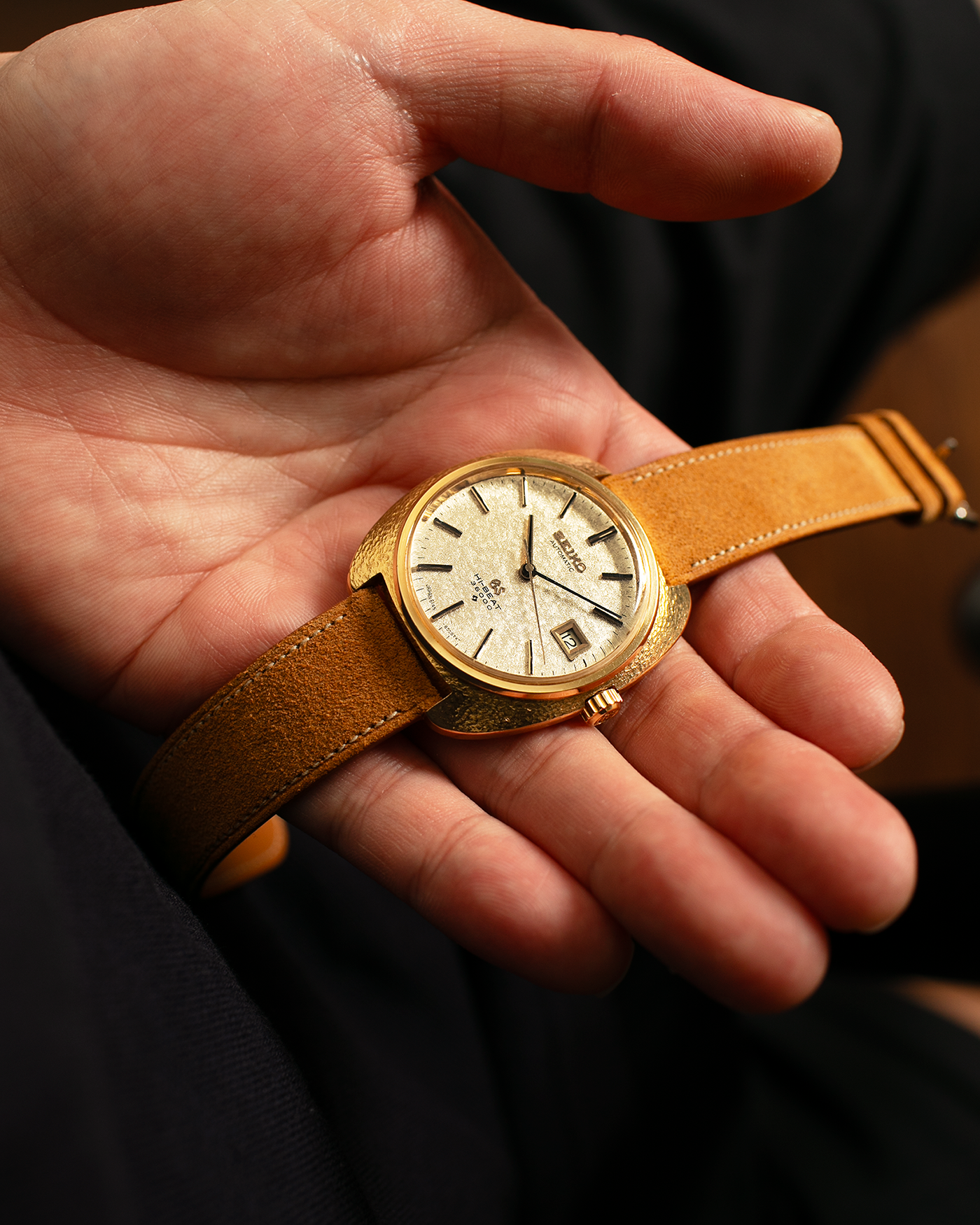 Brand: Grand Seiko
Year: Late 1960’s/1970’s
Model: 61GS
Reference Number: 6145-8030 ‘Kirazuri’
Material: 18-carat Yellow Gold
Movement: Self-Winding Hi Beat Cal. 6145
Case Dimensions: 37mm Diameter 11mm Thickness
Lug Width: 18mm
Strap: Nostime Tan Suede Strap with Generic Stainless Steel Buckle