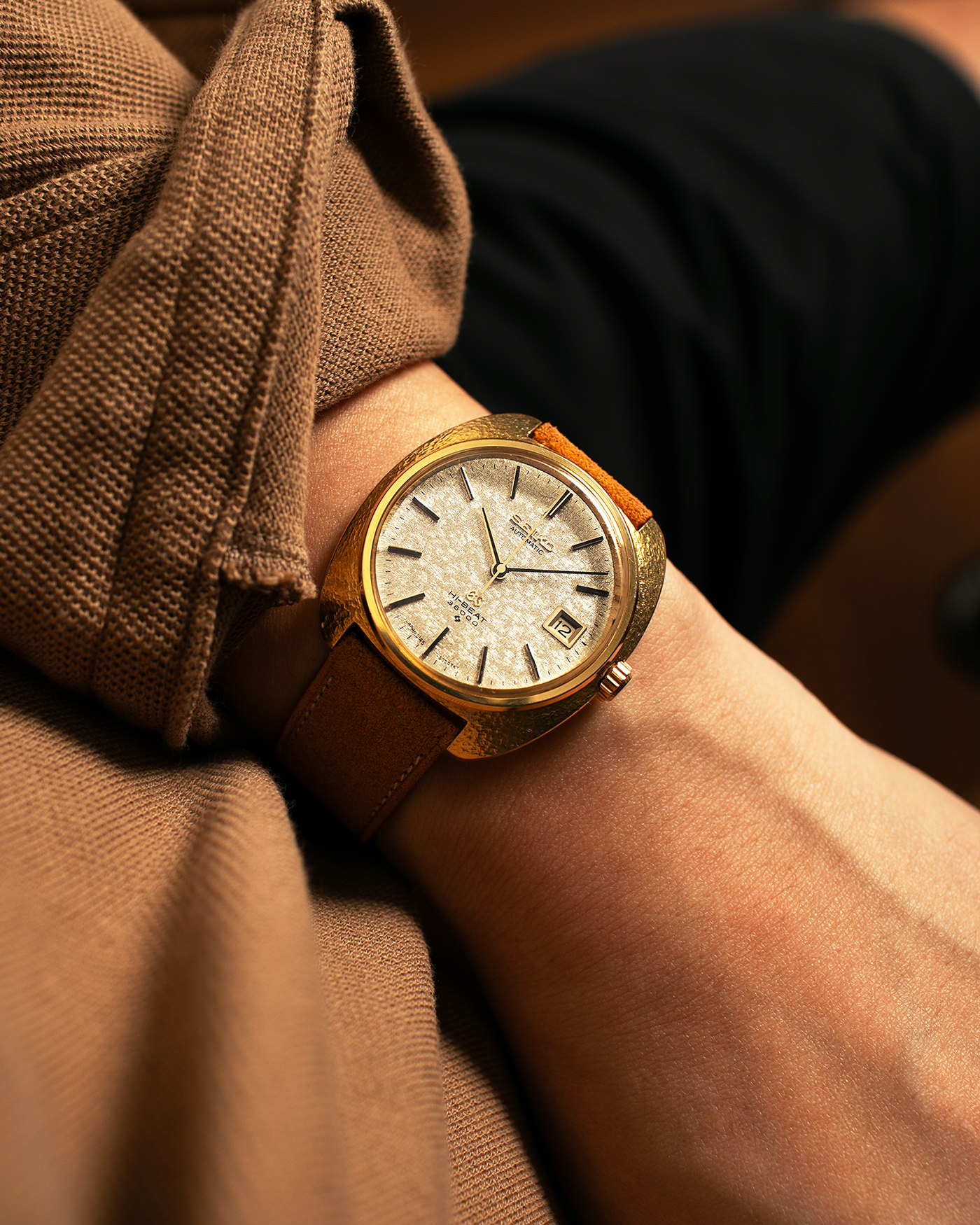 Brand: Grand Seiko
Year: Late 1960’s/1970’s
Model: 61GS
Reference Number: 6145-8030 ‘Kirazuri’
Material: 18-carat Yellow Gold
Movement: Self-Winding Hi Beat Cal. 6145
Case Dimensions: 37mm Diameter 11mm Thickness
Lug Width: 18mm
Strap: Nostime Tan Suede Strap with Generic Stainless Steel Buckle