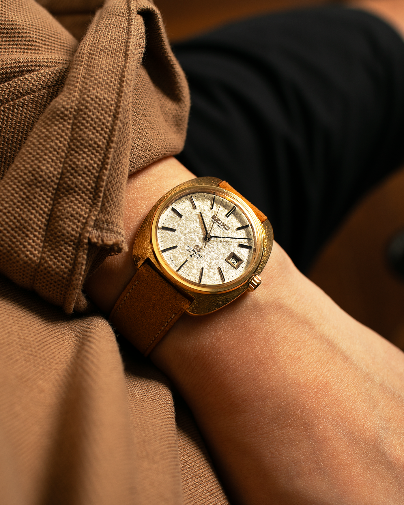 Brand: Grand Seiko
Year: Late 1960’s/1970’s
Model: 61GS
Reference Number: 6145-8030 ‘Kirazuri’
Material: 18-carat Yellow Gold
Movement: Self-Winding Hi Beat Cal. 6145
Case Dimensions: 37mm Diameter 11mm Thickness
Lug Width: 18mm
Strap: Nostime Tan Suede Strap with Generic Stainless Steel Buckle