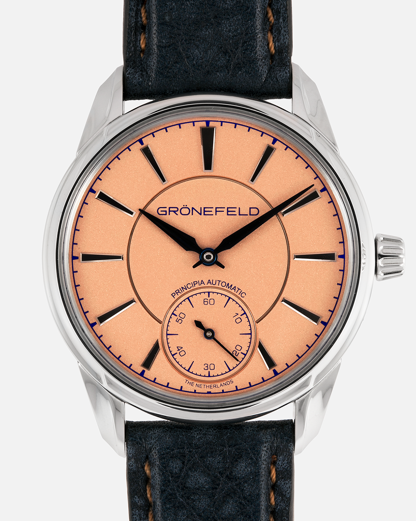 Brand: Grönefeld
Year: 2022
Model: 1941 Principia ‘Salmon’
Material: Stainless Steel
Movement: Grönefeld Cal. G-06, Self-Winding
Case Dimensions: 39.5mm x 10.5mm (Lug-to-Lug 47mm)
Lug Width: 20mm
Strap: Grönefeld Blue Buffalo Leather Strap with Orange Stitching, with Grönefeld Stainless Steel Tang Buckle