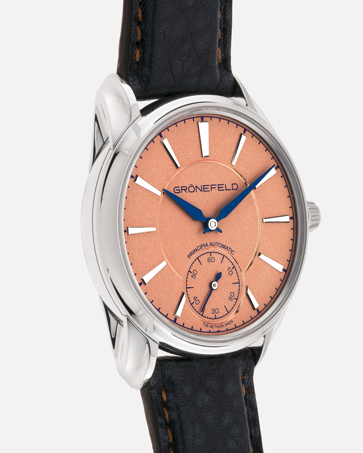Brand: Grönefeld
Year: 2022
Model: 1941 Principia ‘Salmon’
Material: Stainless Steel
Movement: Grönefeld Cal. G-06, Self-Winding
Case Dimensions: 39.5mm x 10.5mm (Lug-to-Lug 47mm)
Lug Width: 20mm
Strap: Grönefeld Blue Buffalo Leather Strap with Orange Stitching, with Grönefeld Stainless Steel Tang Buckle