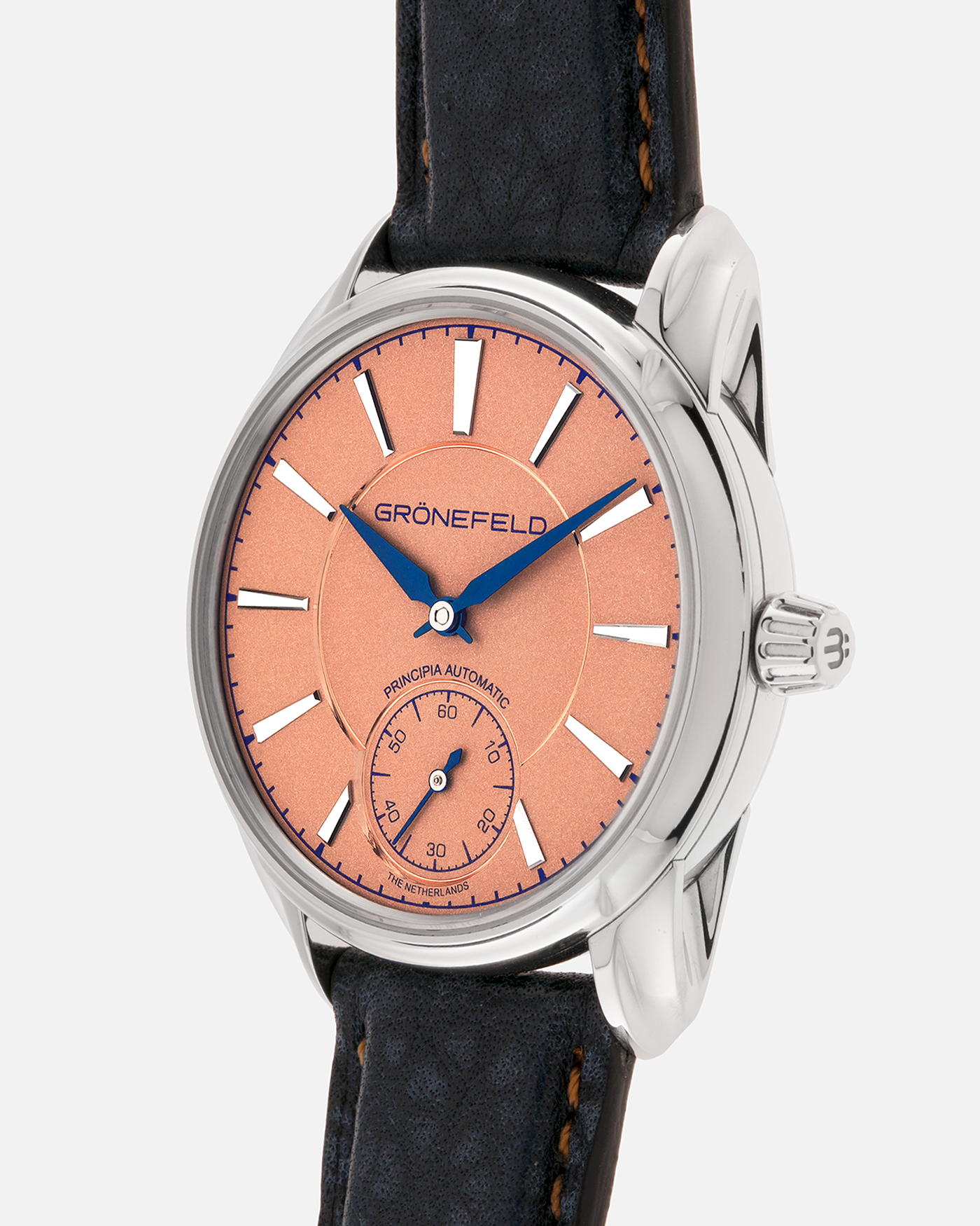 Brand: Grönefeld
Year: 2022
Model: 1941 Principia ‘Salmon’
Material: Stainless Steel
Movement: Grönefeld Cal. G-06, Self-Winding
Case Dimensions: 39.5mm x 10.5mm (Lug-to-Lug 47mm)
Lug Width: 20mm
Strap: Grönefeld Blue Buffalo Leather Strap with Orange Stitching, with Grönefeld Stainless Steel Tang Buckle