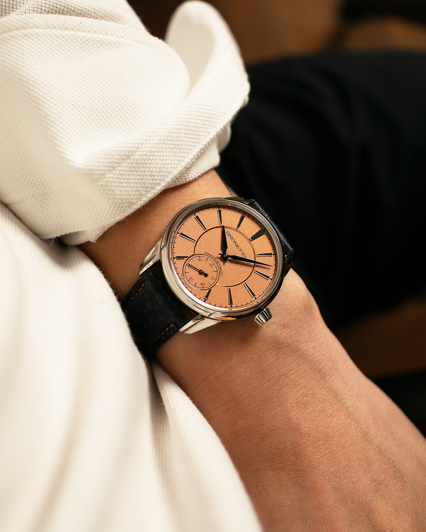 Brand: Grönefeld
Year: 2022
Model: 1941 Principia ‘Salmon’
Material: Stainless Steel
Movement: Grönefeld Cal. G-06, Self-Winding
Case Dimensions: 39.5mm x 10.5mm (Lug-to-Lug 47mm)
Lug Width: 20mm
Strap: Grönefeld Blue Buffalo Leather Strap with Orange Stitching, with Grönefeld Stainless Steel Tang Buckle