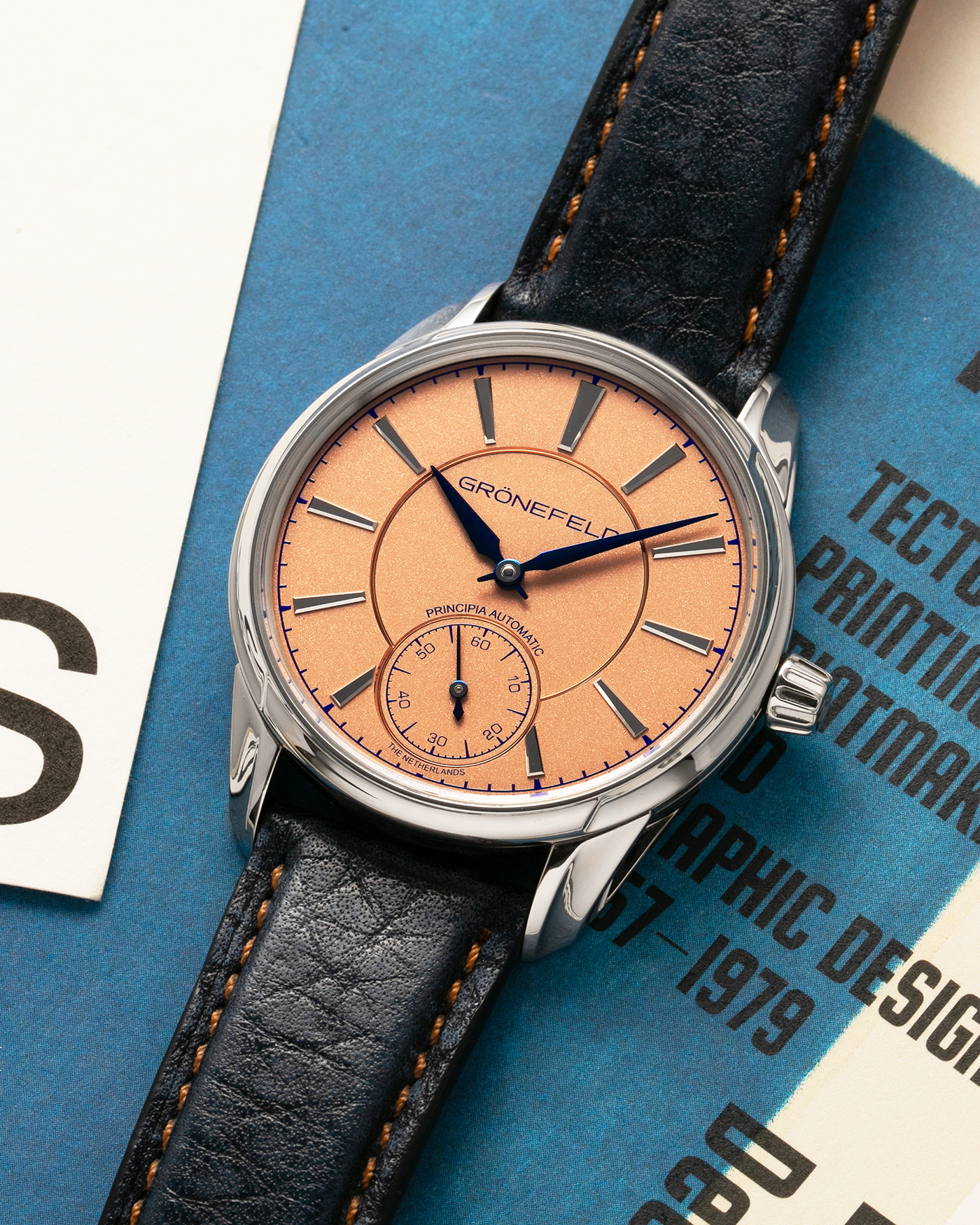 Brand: Grönefeld
Year: 2022
Model: 1941 Principia ‘Salmon’
Material: Stainless Steel
Movement: Grönefeld Cal. G-06, Self-Winding
Case Dimensions: 39.5mm x 10.5mm (Lug-to-Lug 47mm)
Lug Width: 20mm
Strap: Grönefeld Blue Buffalo Leather Strap with Orange Stitching, with Grönefeld Stainless Steel Tang Buckle