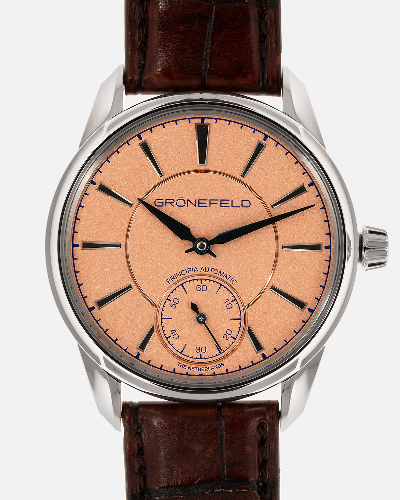 Brand: Grönefeld
Year: 2022
Model: 1941 Principia ‘Salmon’
Material: Stainless Steel
Movement: Grönefeld Cal. G-06, Self-Winding
Case Dimensions: 39.5mm x 10.5mm (Lug-to-Lug 47mm)
Lug Width: 20mm
Strap: Grönefeld Brown Alligator Leather Strap with Signed Stainless Steel Tang Buckle